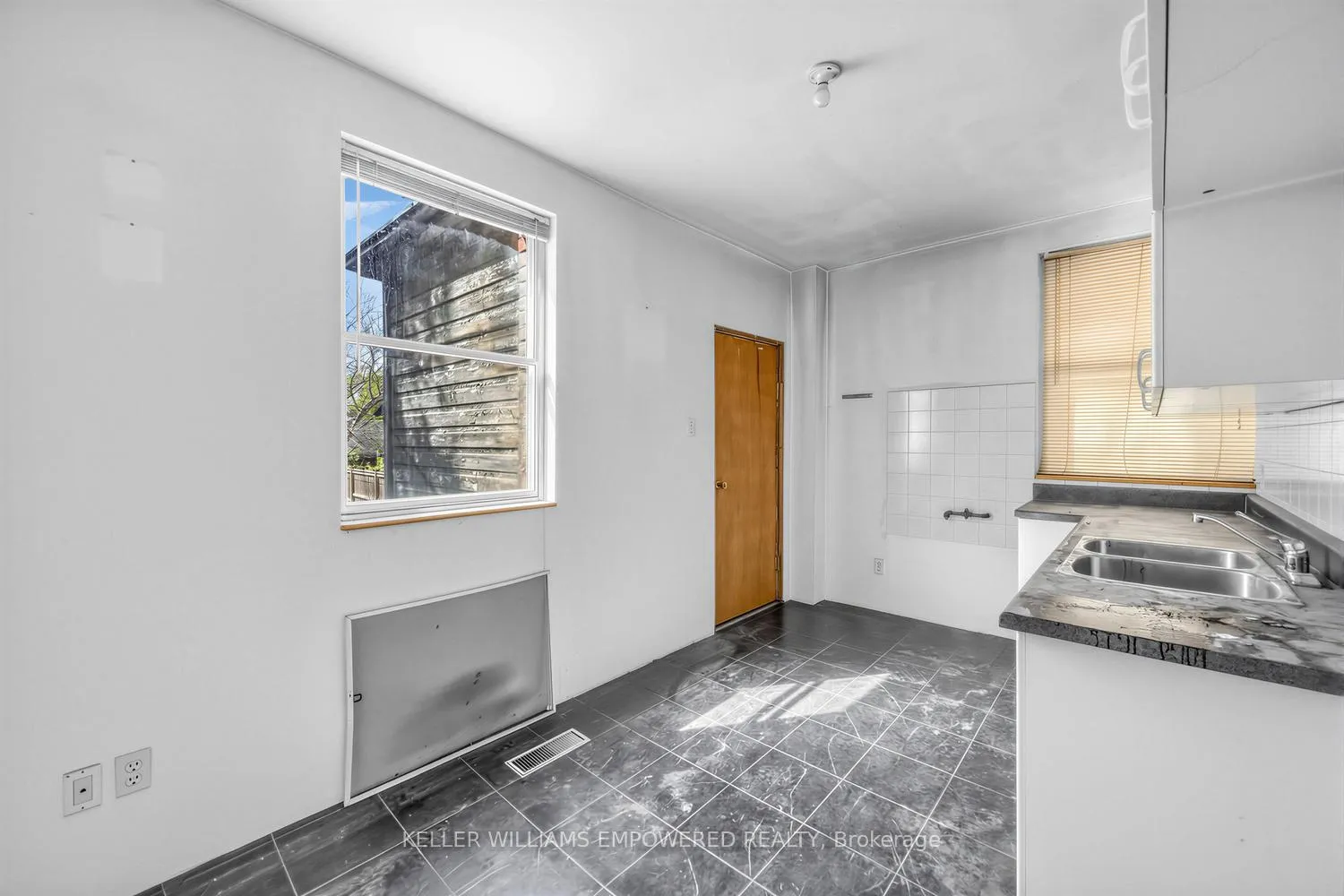 Photo 14 of 139 Howard Park Avenue, Toronto, High Park-Swansea — HOMEH