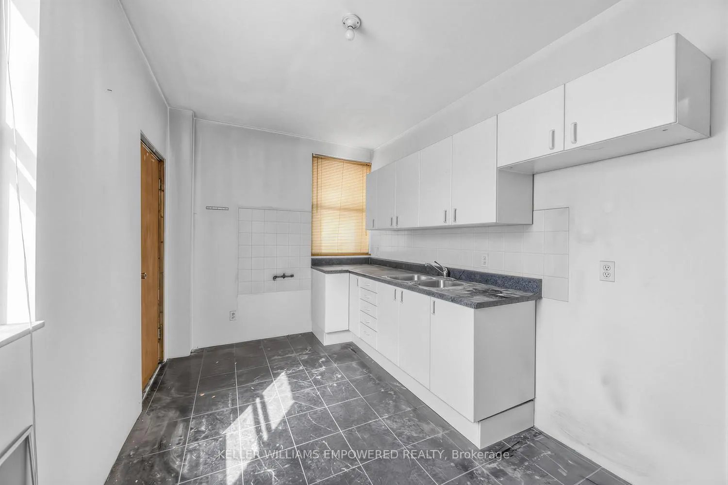 Photo 15 of 139 Howard Park Avenue, Toronto, High Park-Swansea — HOMEH
