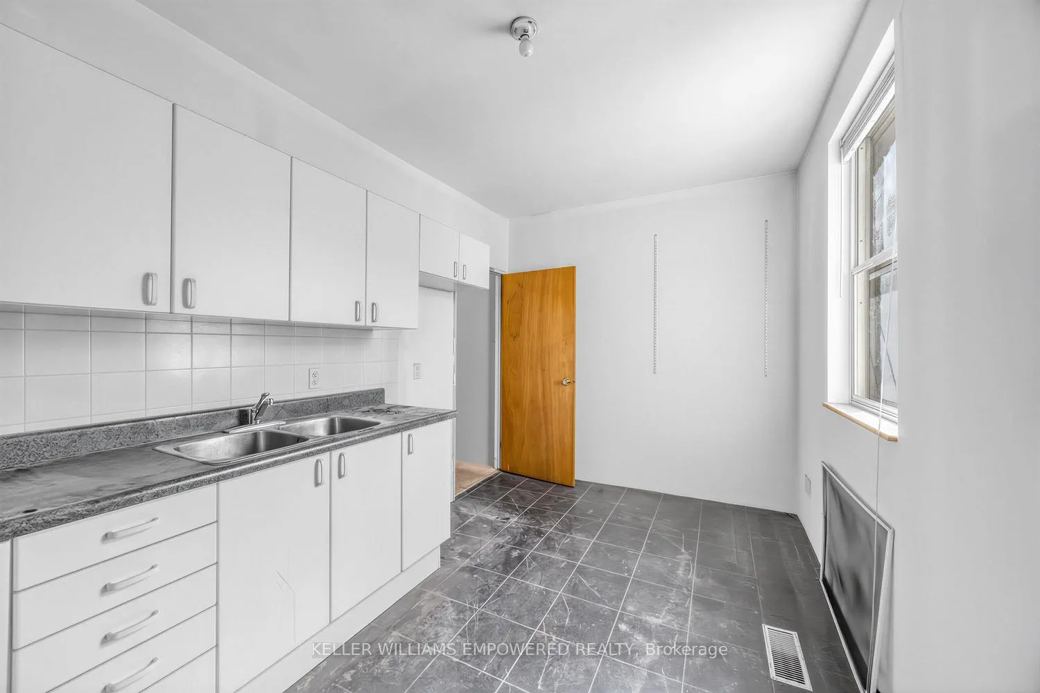Photo 16 of 139 Howard Park Avenue, Toronto, High Park-Swansea — HOMEH