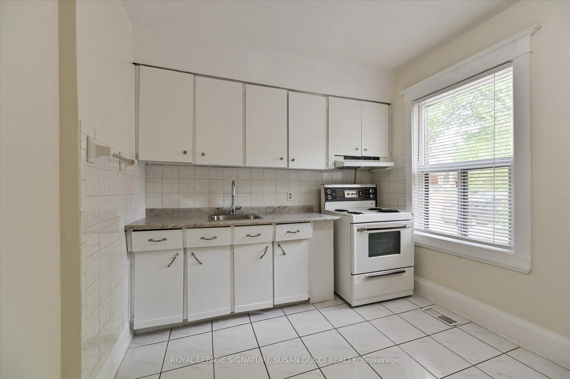 Photo 11 of 85 Linsmore Crescent, Toronto, Danforth Village-East York — HOMEH