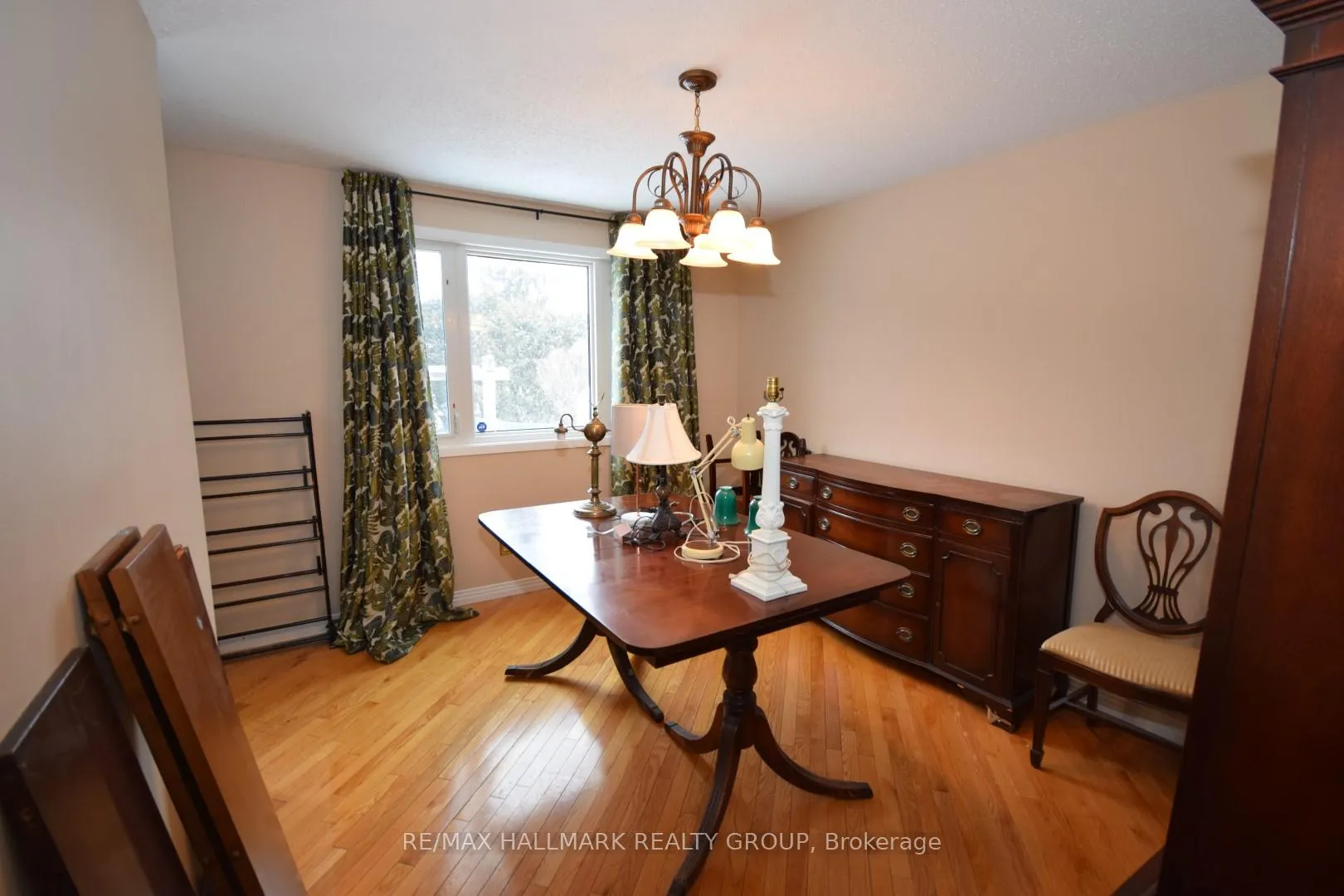 Photo 2 of 1749 Des Prairies Avenue, Ottawa, Queenswood Heights South — HOMEH
