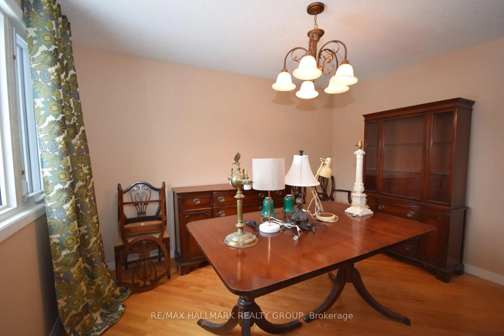 Photo 3 of 1749 Des Prairies Avenue, Ottawa, Queenswood Heights South — HOMEH