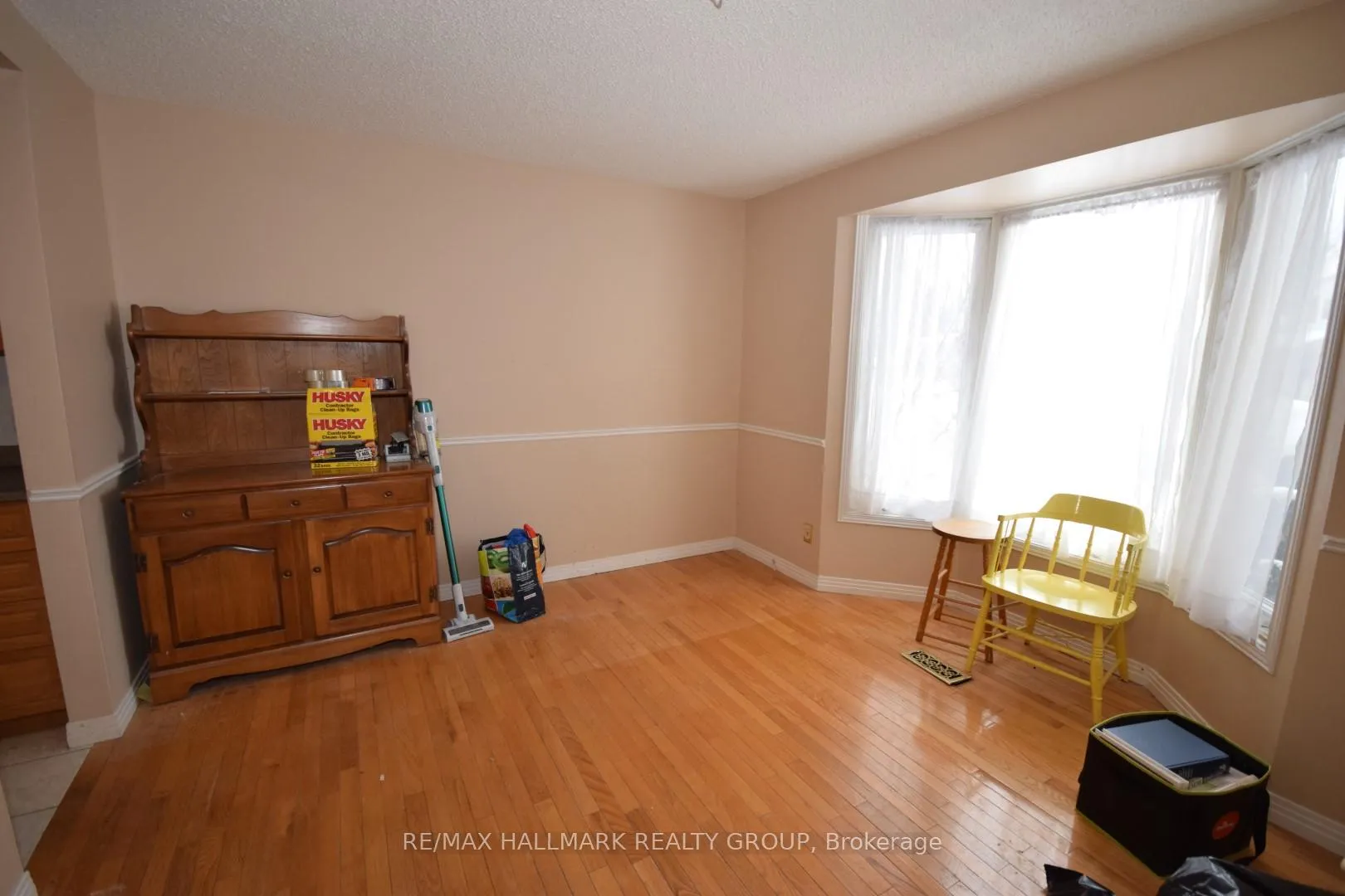 Photo 4 of 1749 Des Prairies Avenue, Ottawa, Queenswood Heights South — HOMEH