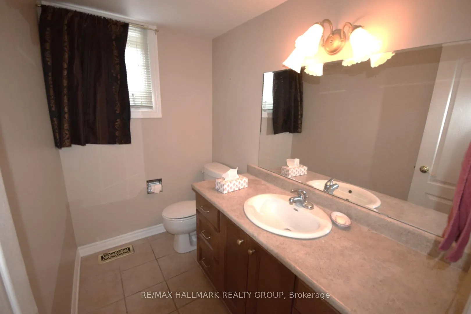 Photo 5 of 1749 Des Prairies Avenue, Ottawa, Queenswood Heights South — HOMEH