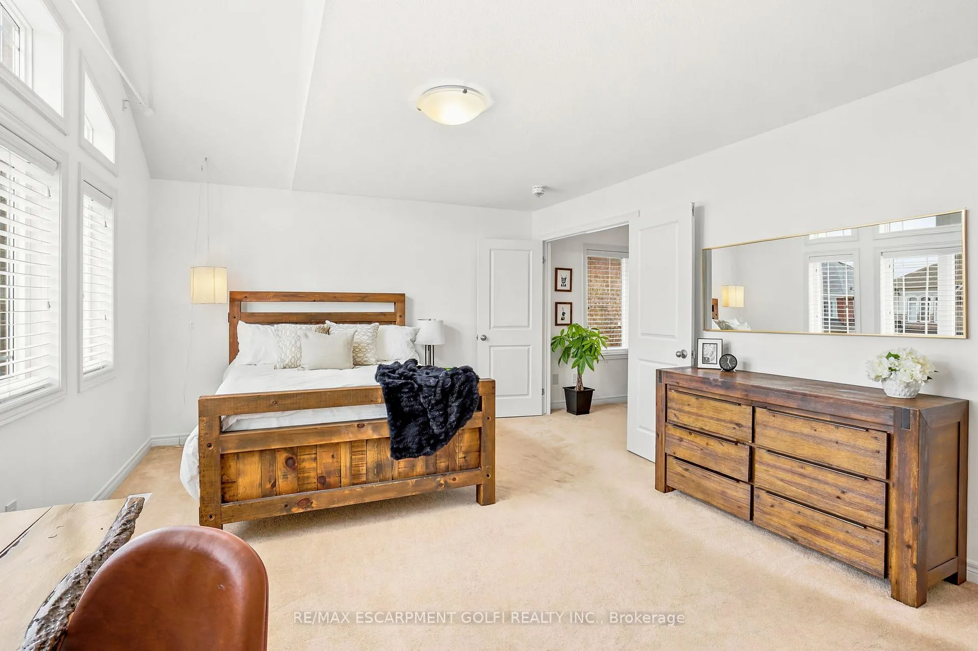 Photo 18 of 49 Narbonne Crescent, Hamilton, Stoney Creek Mountain — HOMEH