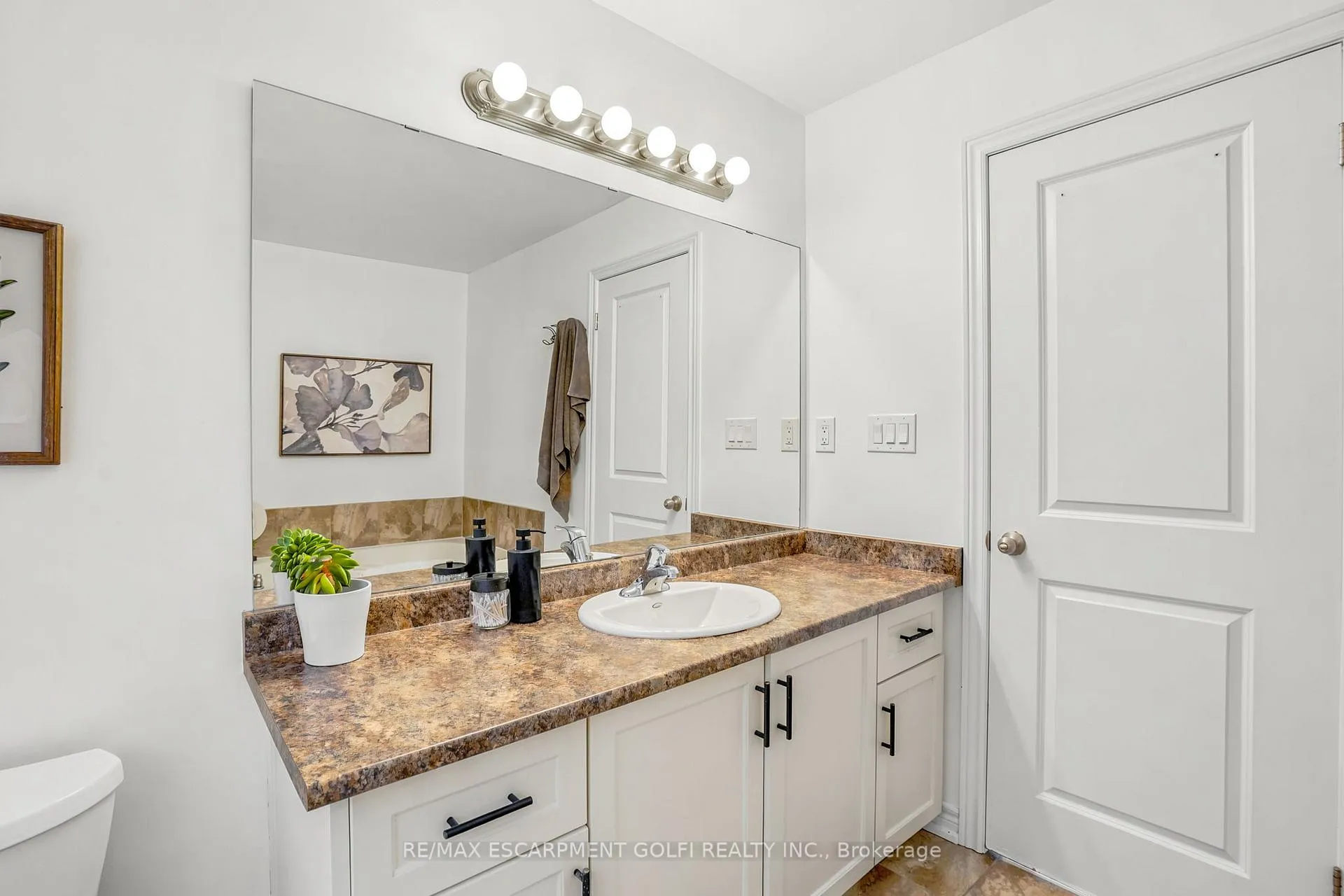 Photo 20 of 49 Narbonne Crescent, Hamilton, Stoney Creek Mountain — HOMEH