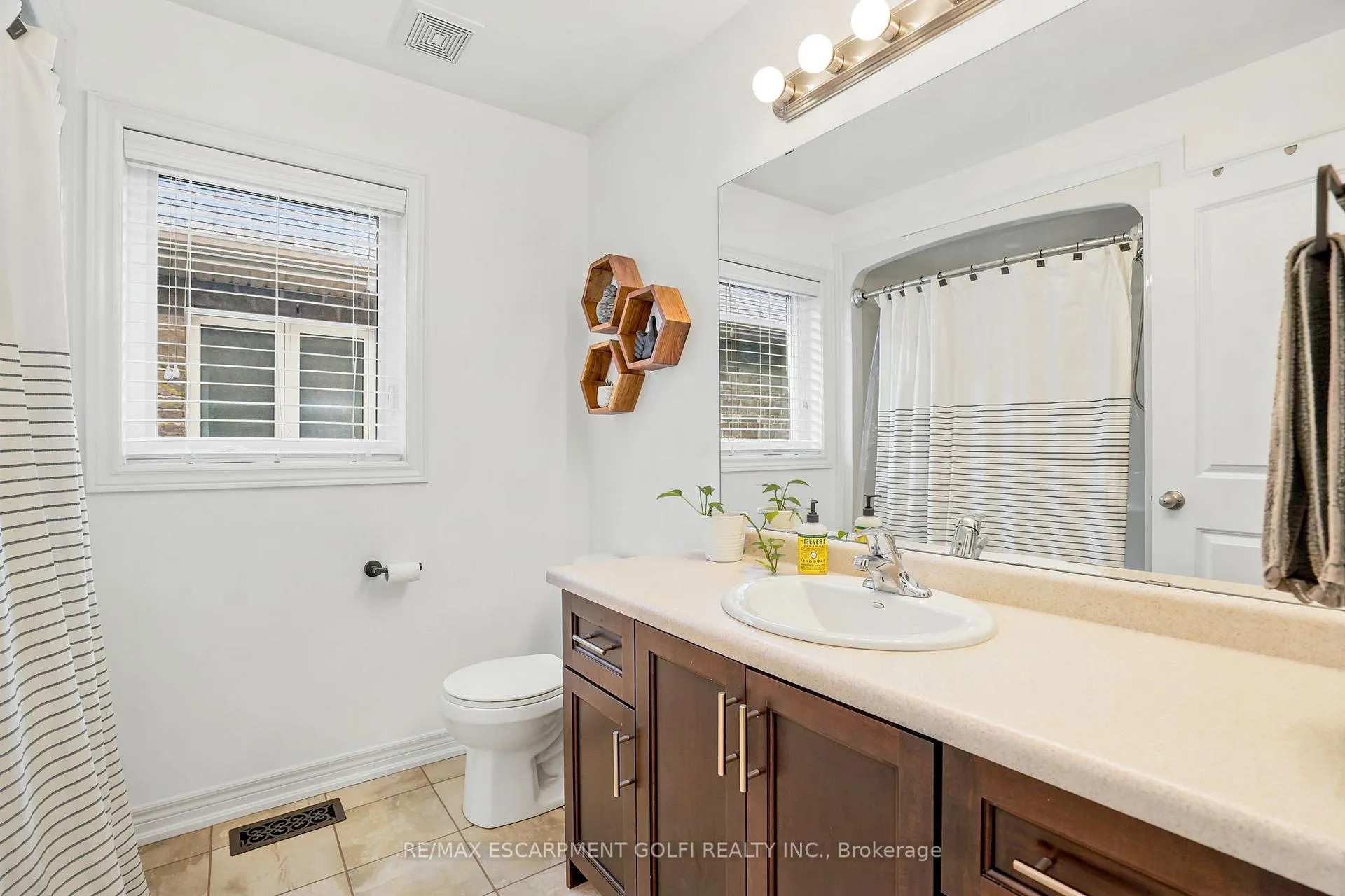 Photo 22 of 49 Narbonne Crescent, Hamilton, Stoney Creek Mountain — HOMEH