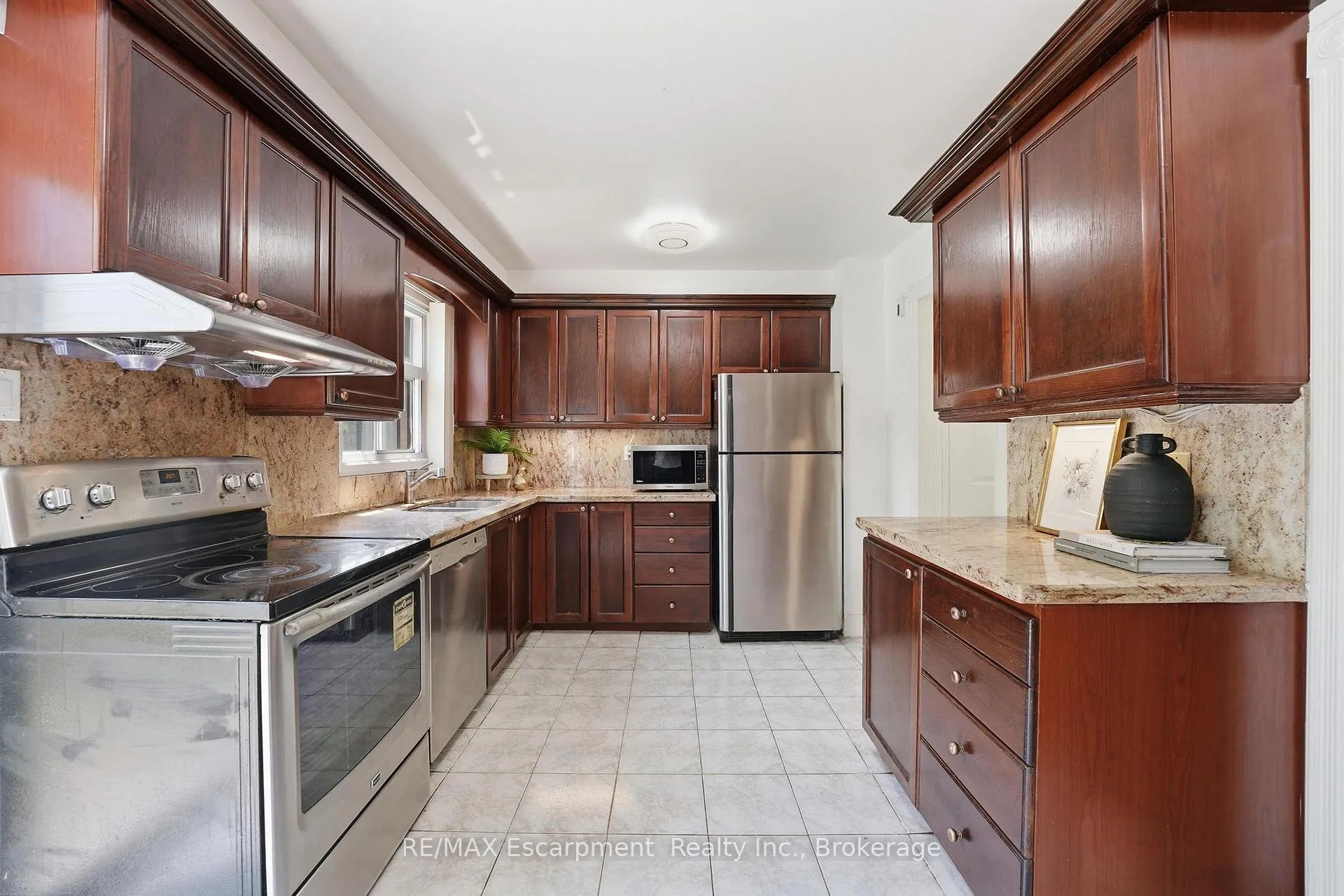 Photo 5 of 39 Riviera Drive, Vaughan, Glen Shields — HOMEH