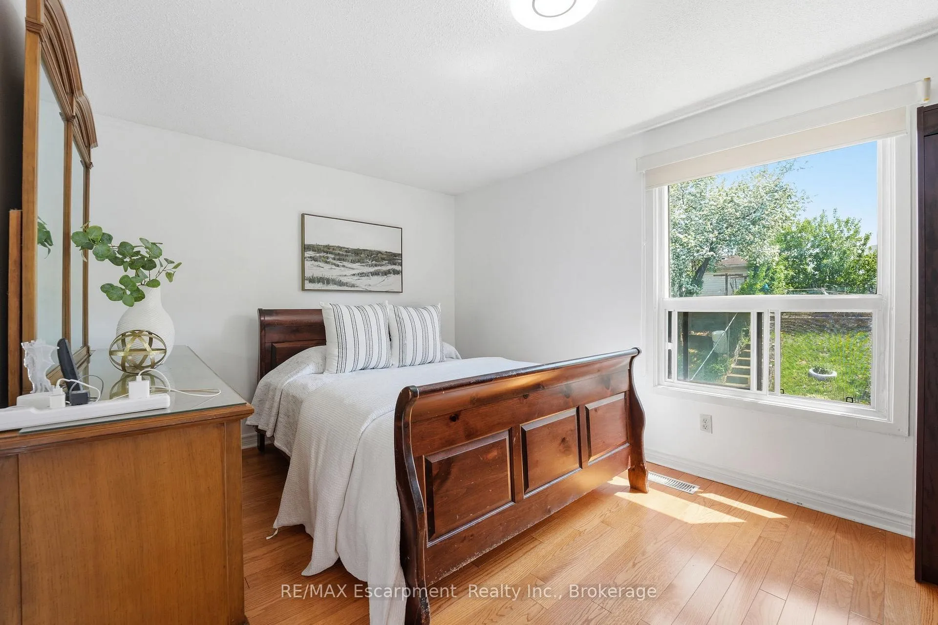 Photo 9 of 39 Riviera Drive, Vaughan, Glen Shields — HOMEH