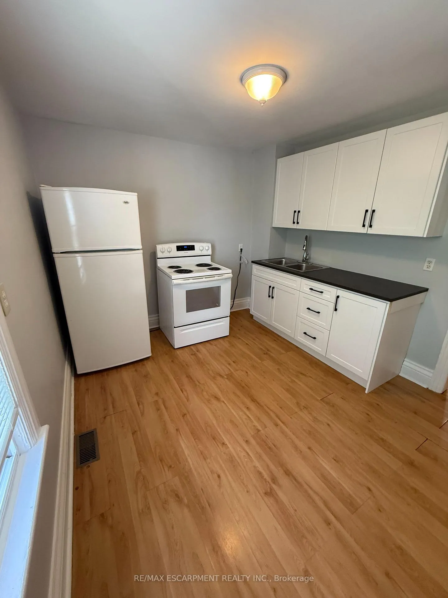 Photo 4 of Unit 2, 29 Mountain Avenue S, Hamilton, Stoney Creek — HOMEH