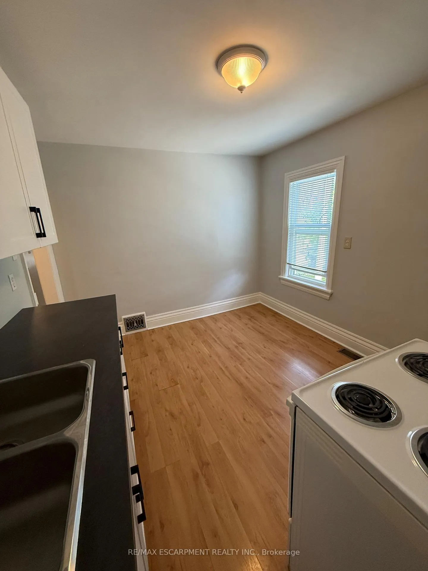 Photo 5 of Unit 2, 29 Mountain Avenue S, Hamilton, Stoney Creek — HOMEH