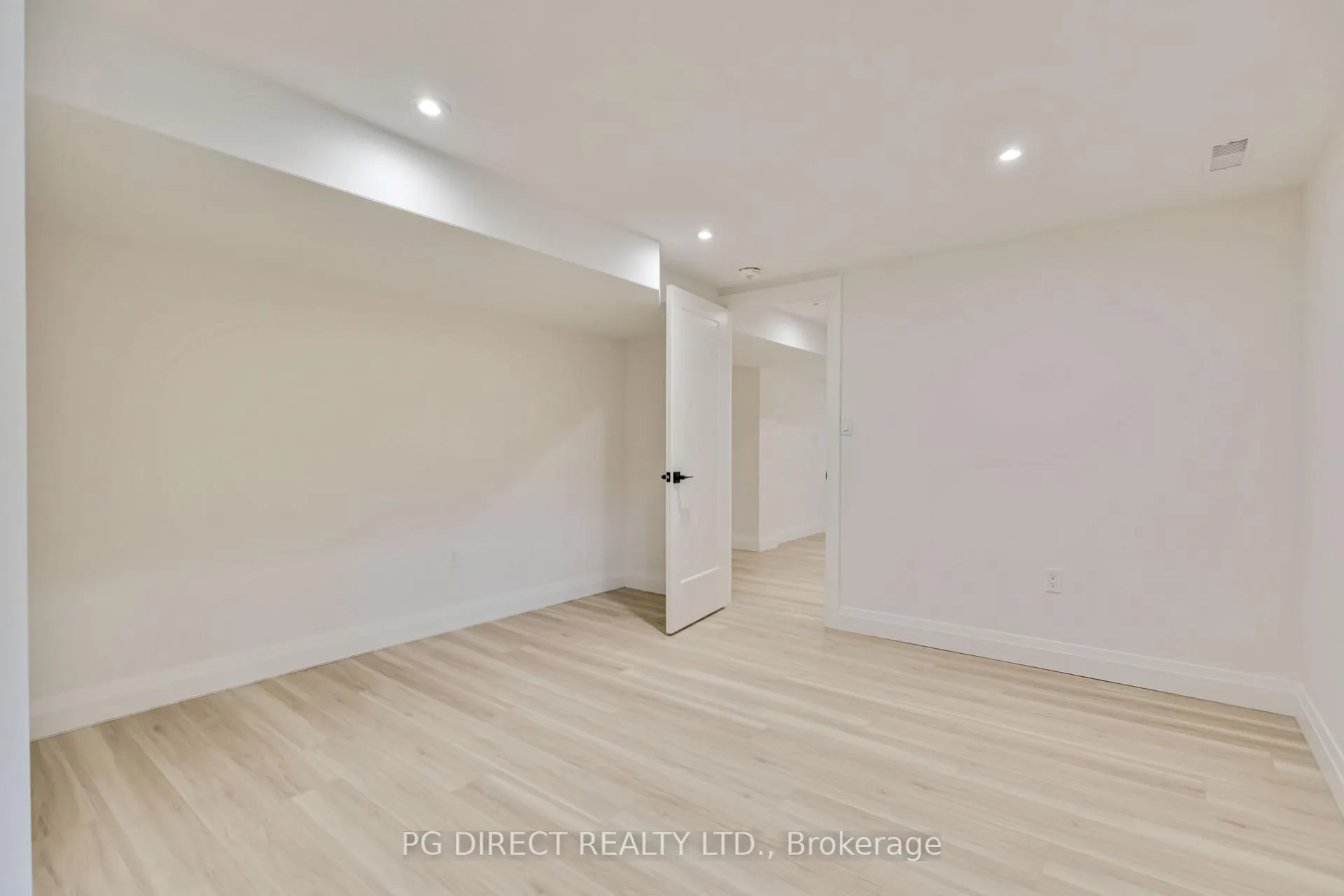 Photo 16 of 14 Heber Down Crescent, Whitby, Brooklin — HOMEH
