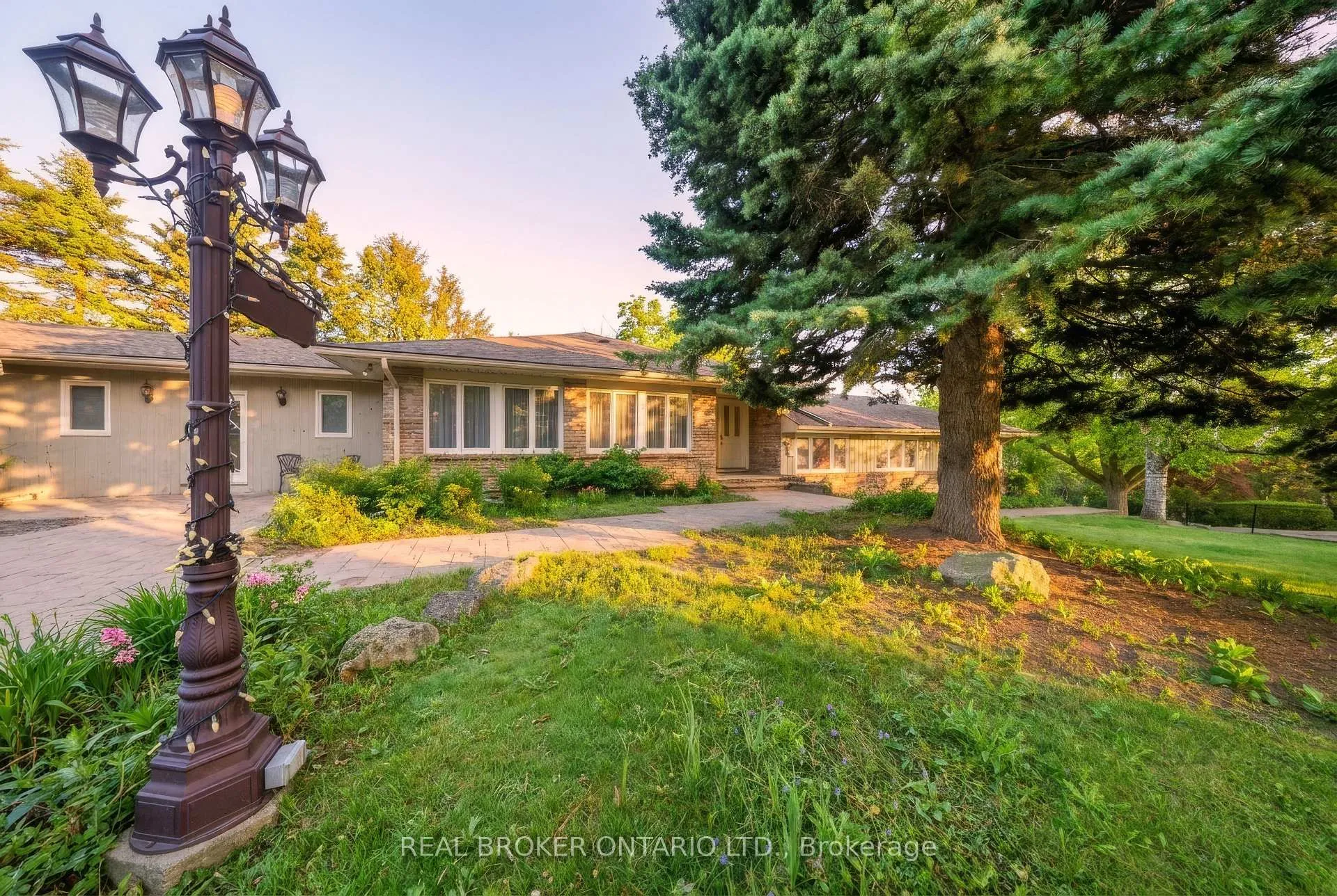 Photo 4 of 529 Conservation Drive, Brampton, Heart Lake East — HOMEH