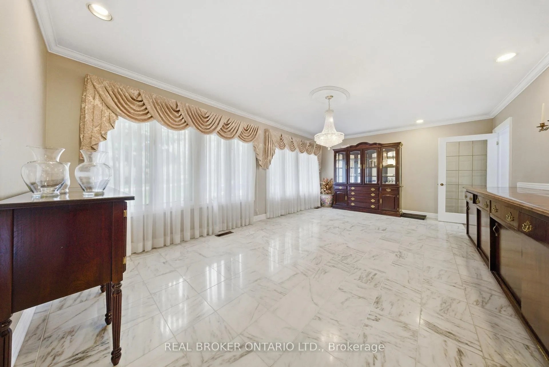Photo 7 of 529 Conservation Drive, Brampton, Heart Lake East — HOMEH