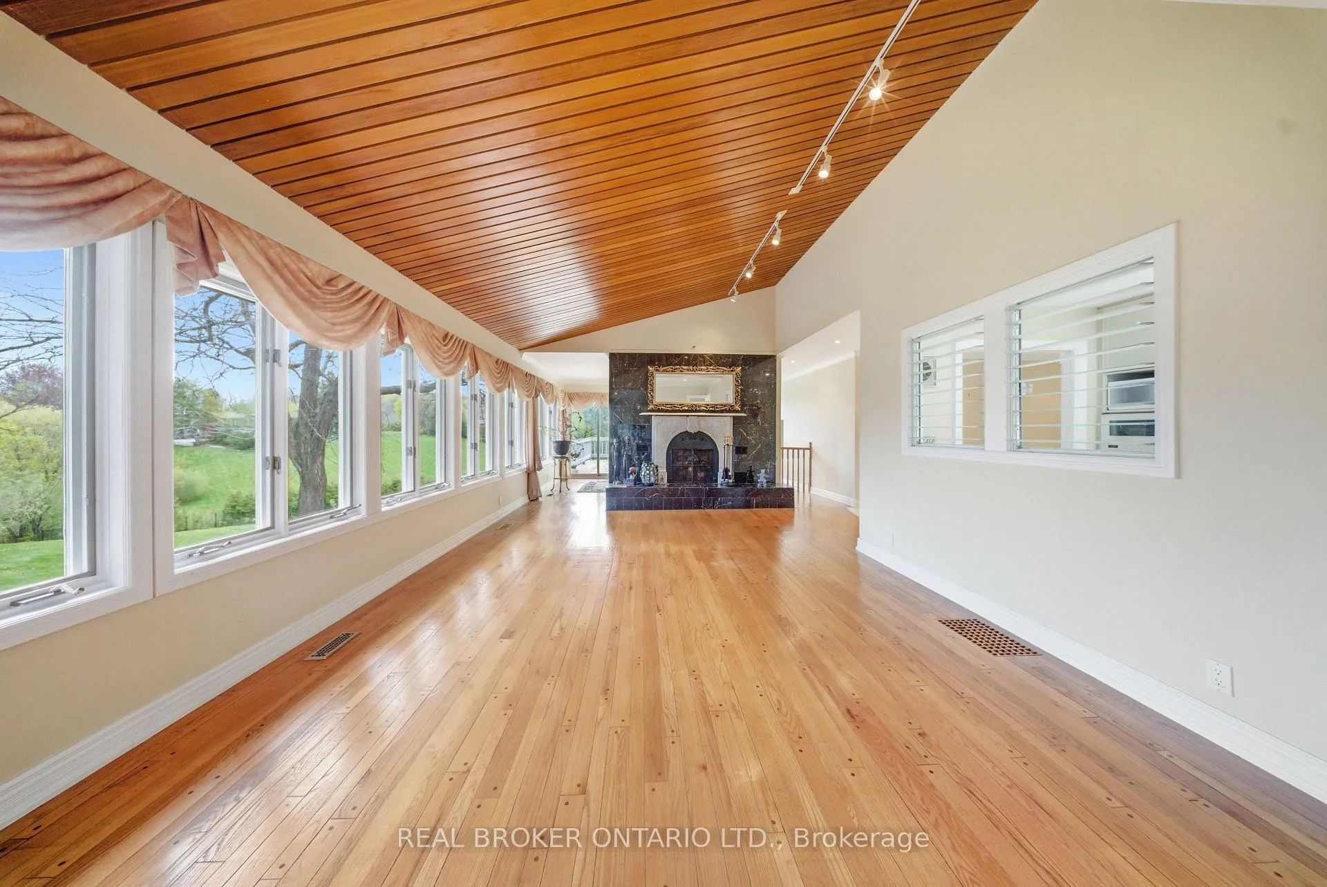 Photo 11 of 529 Conservation Drive, Brampton, Heart Lake East — HOMEH