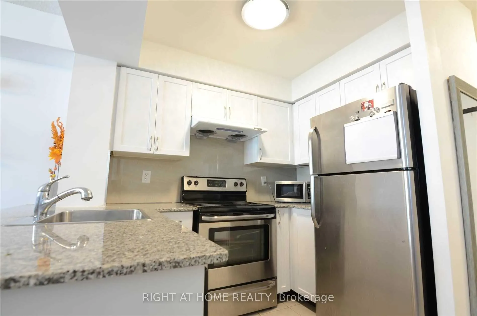 Photo 3 of Unit 1016, 812 Lansdowne Avenue, Toronto, Dovercourt-Wallace Emerson-Junction — HOMEH