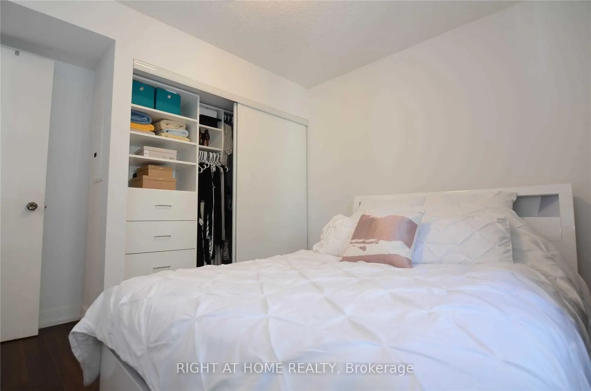 Photo 10 of Unit 1016, 812 Lansdowne Avenue, Toronto, Dovercourt-Wallace Emerson-Junction — HOMEH