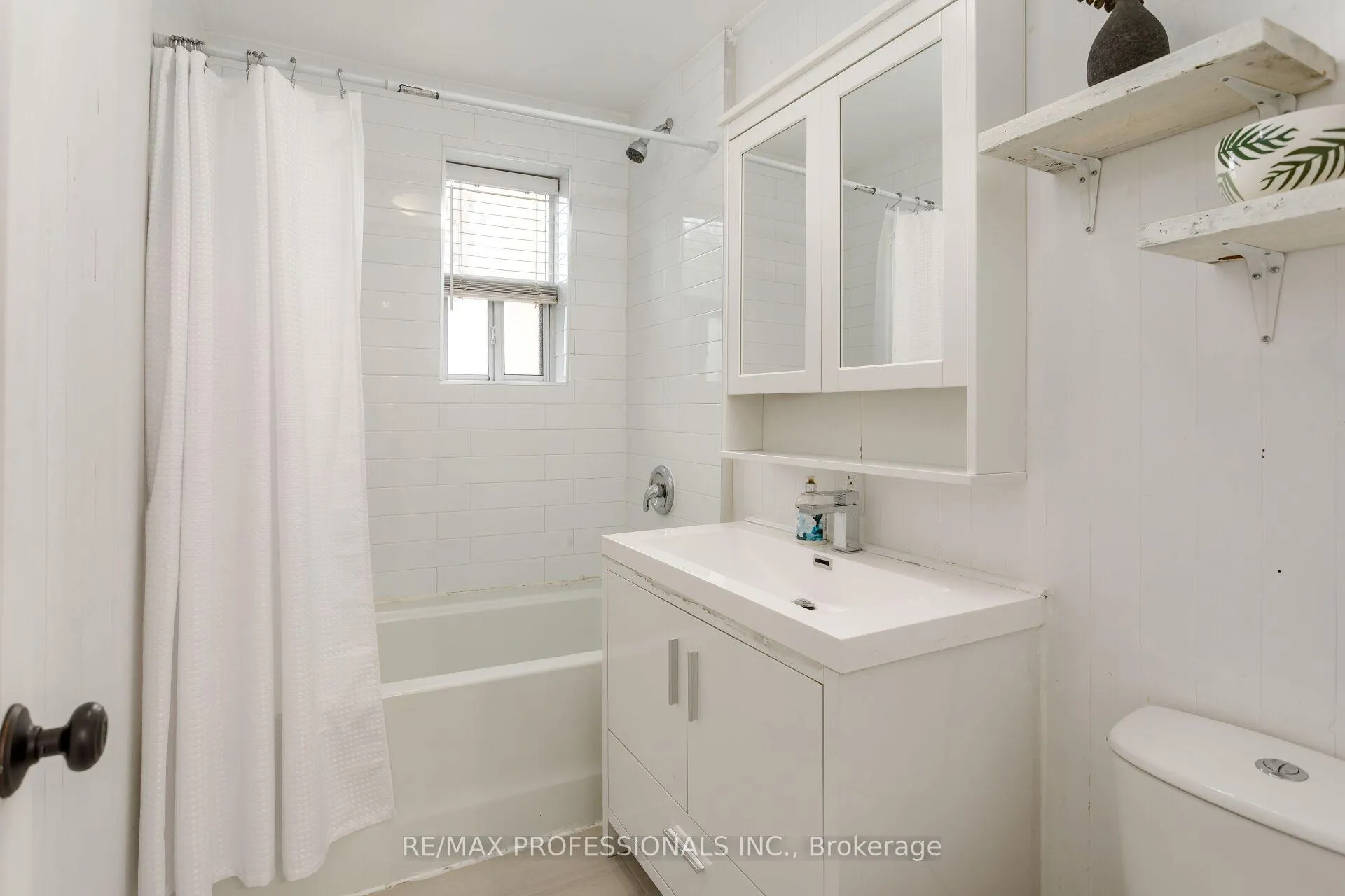 Photo 25 of 199 Osler Street, Toronto, Weston-Pellam Park — HOMEH