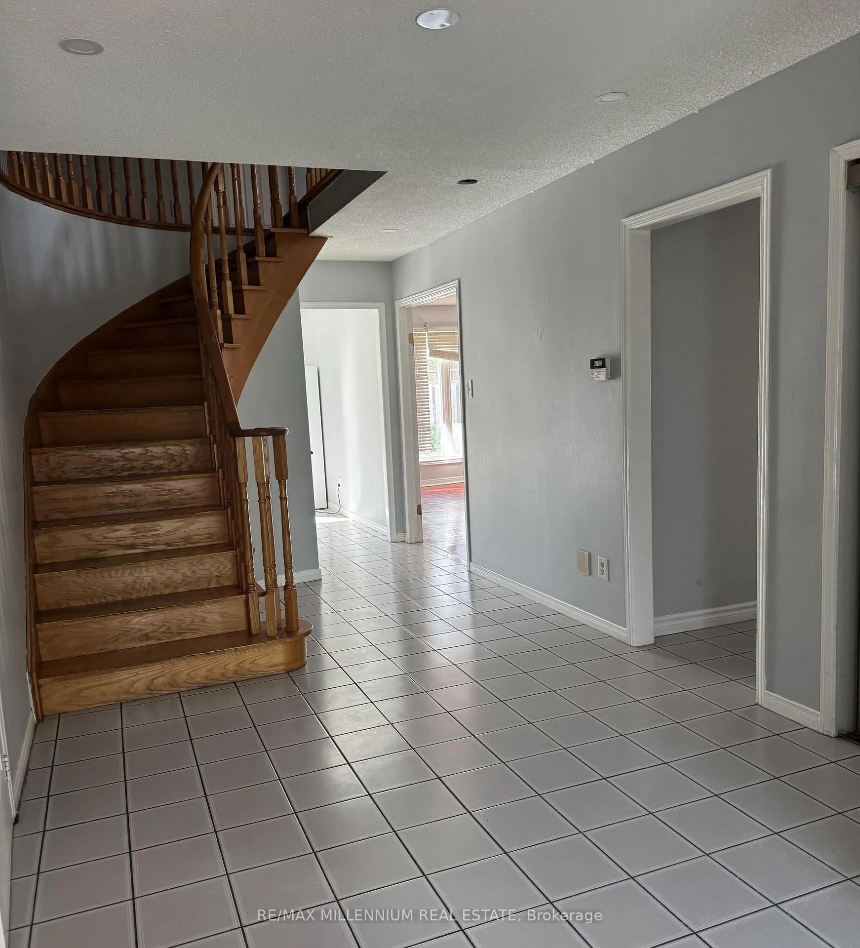 Photo 3 of 36 Diane Court, Brampton, Fletcher's Creek South — HOMEH