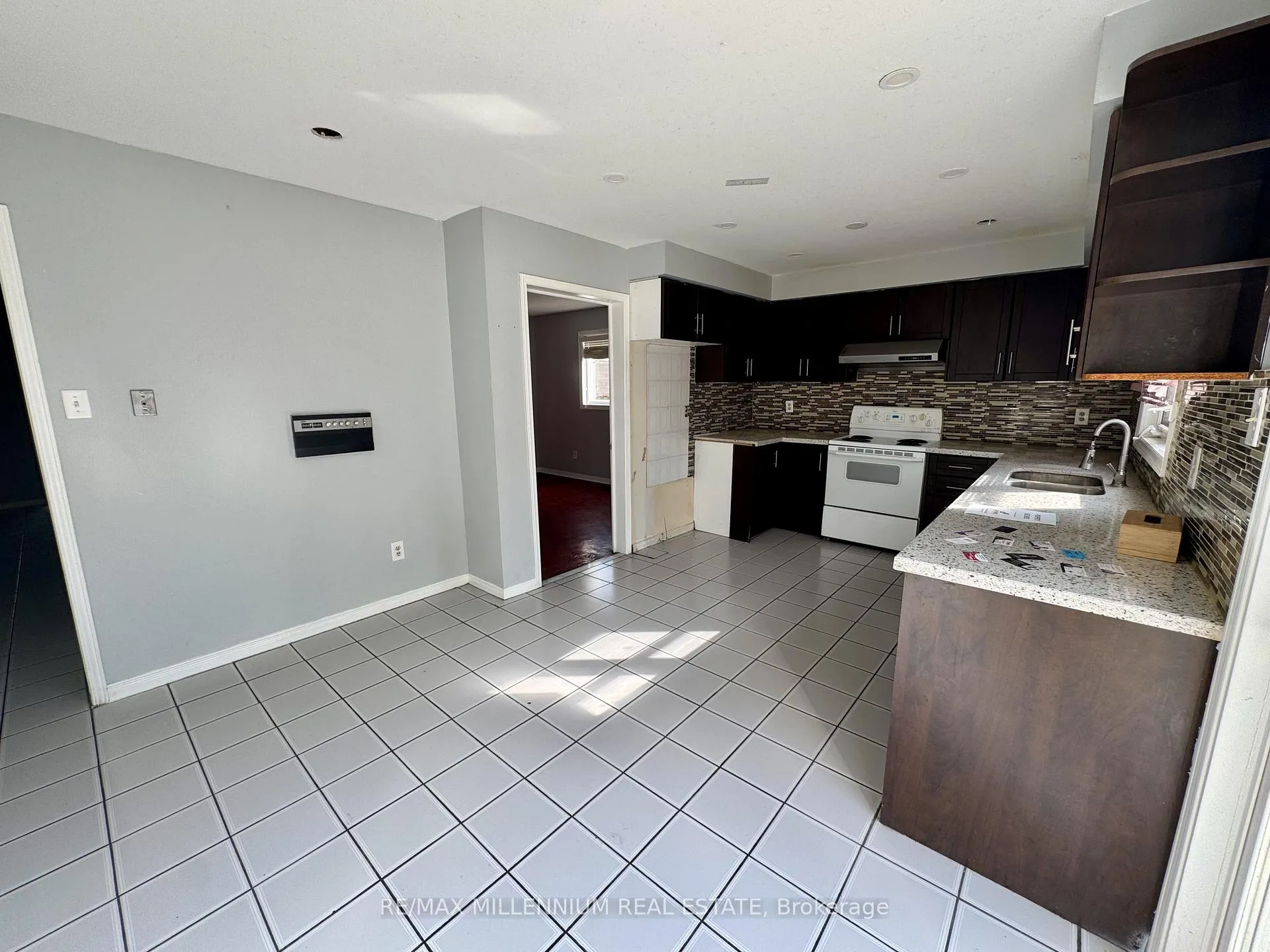 Photo 4 of 36 Diane Court, Brampton, Fletcher's Creek South — HOMEH