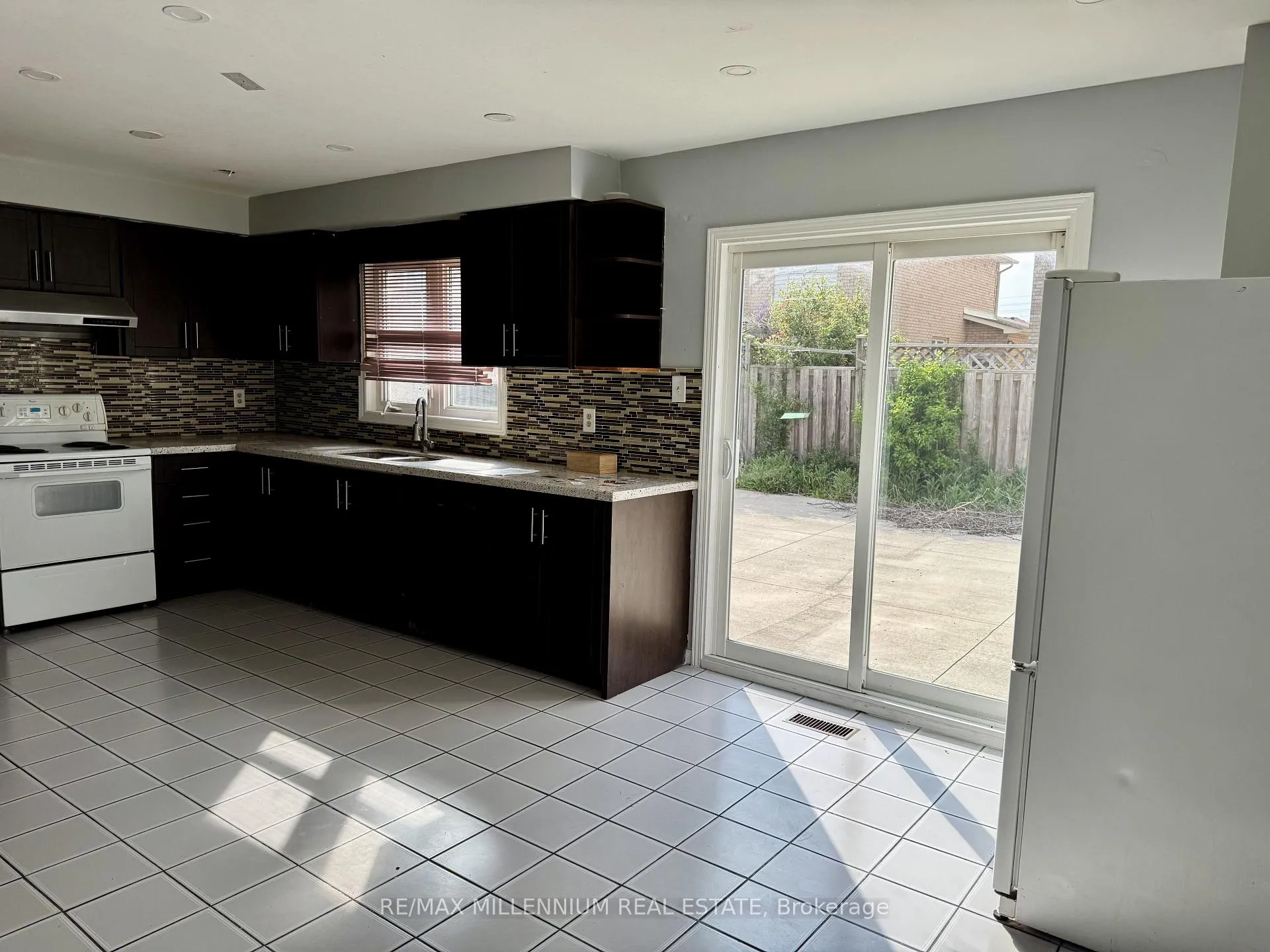 Photo 5 of 36 Diane Court, Brampton, Fletcher's Creek South — HOMEH