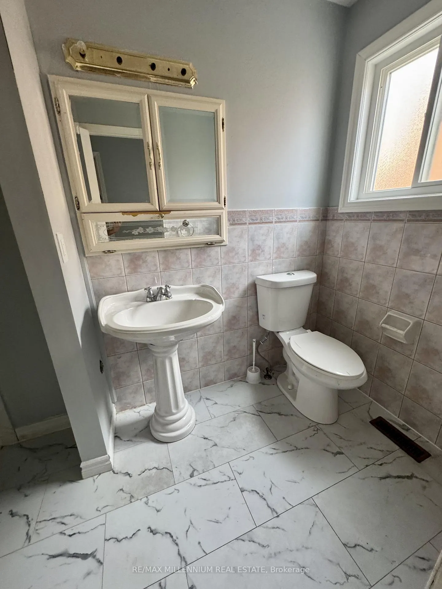 Photo 8 of 36 Diane Court, Brampton, Fletcher's Creek South — HOMEH