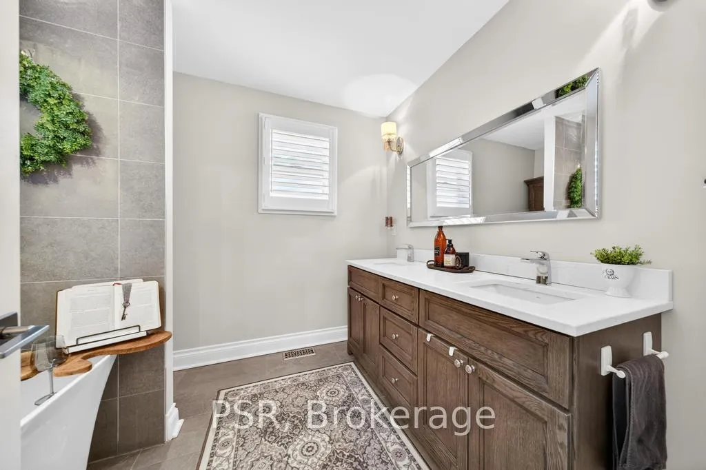 Photo 23 of 323 Queen Victoria Drive, Hamilton, Quinndale — HOMEH