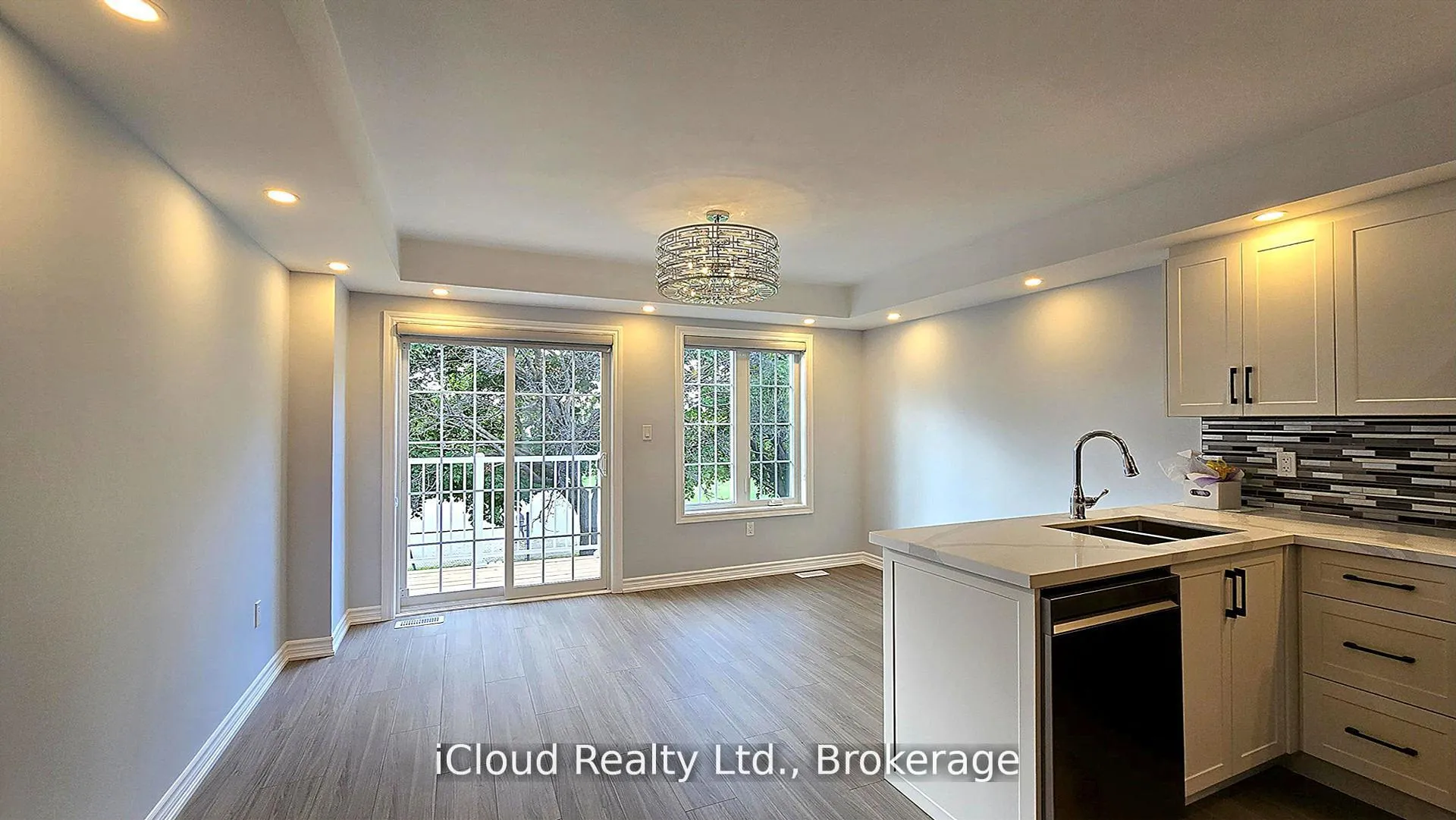 Photo 5 of 43 Mantello Drive, North York, York University Heights — HOMEH