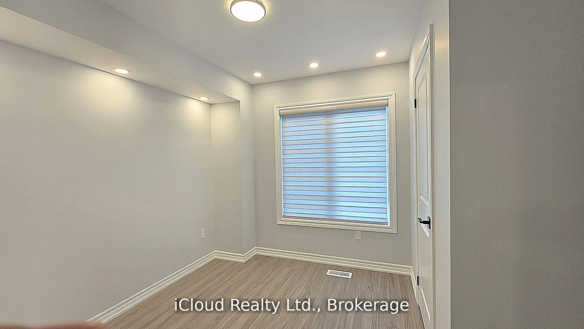 Photo 10 of 43 Mantello Drive, North York, York University Heights — HOMEH