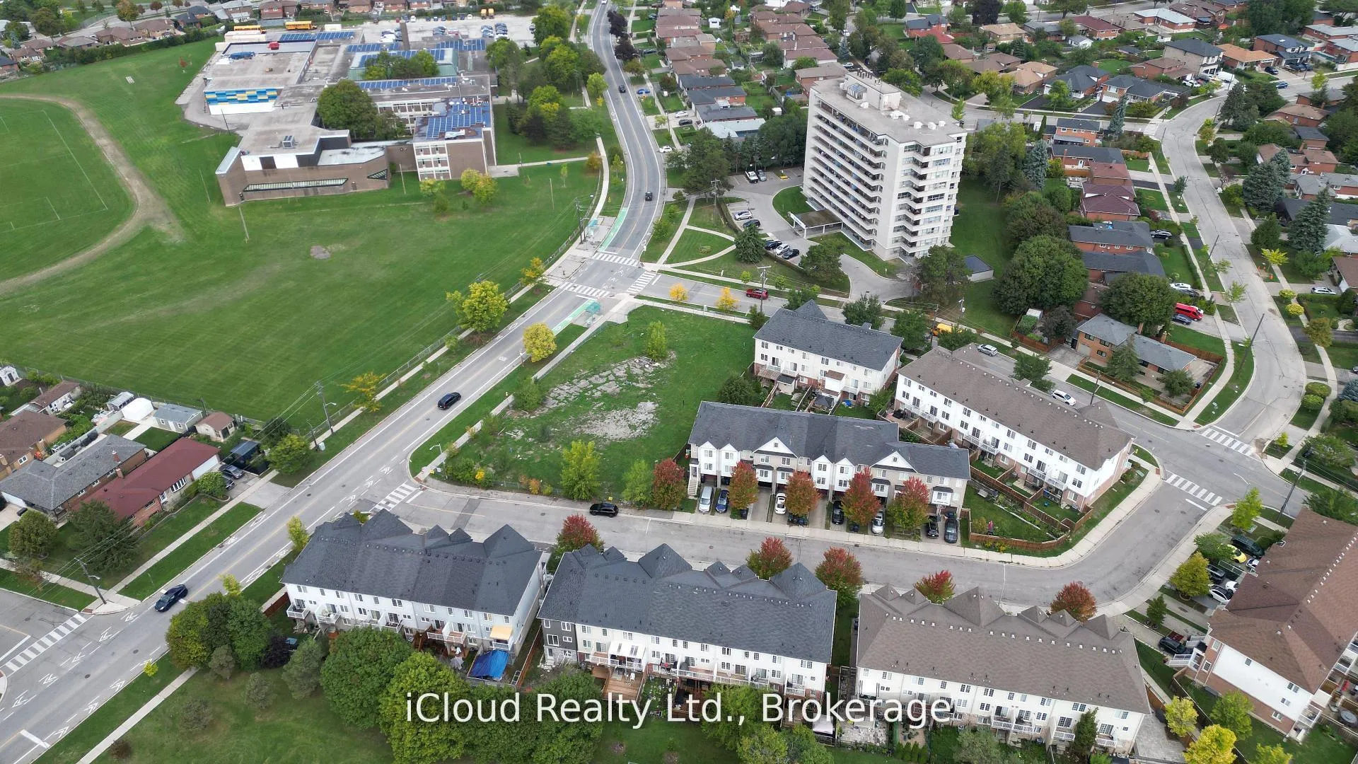 Photo 16 of 43 Mantello Drive, North York, York University Heights — HOMEH