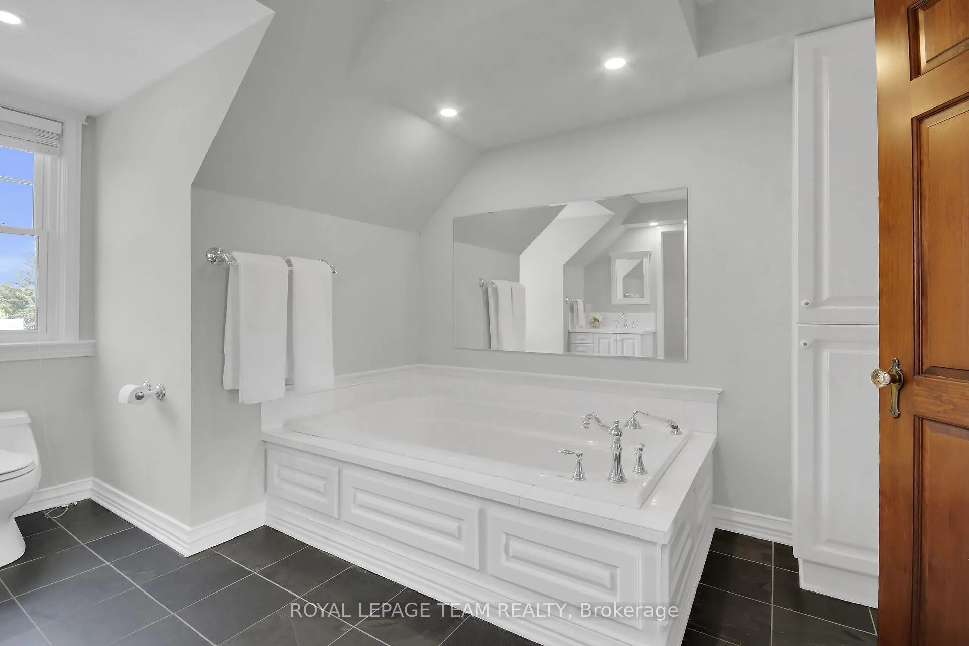 Photo 23 of 39 Crescent Heights, Ottawa, Dows Lake — HOMEH