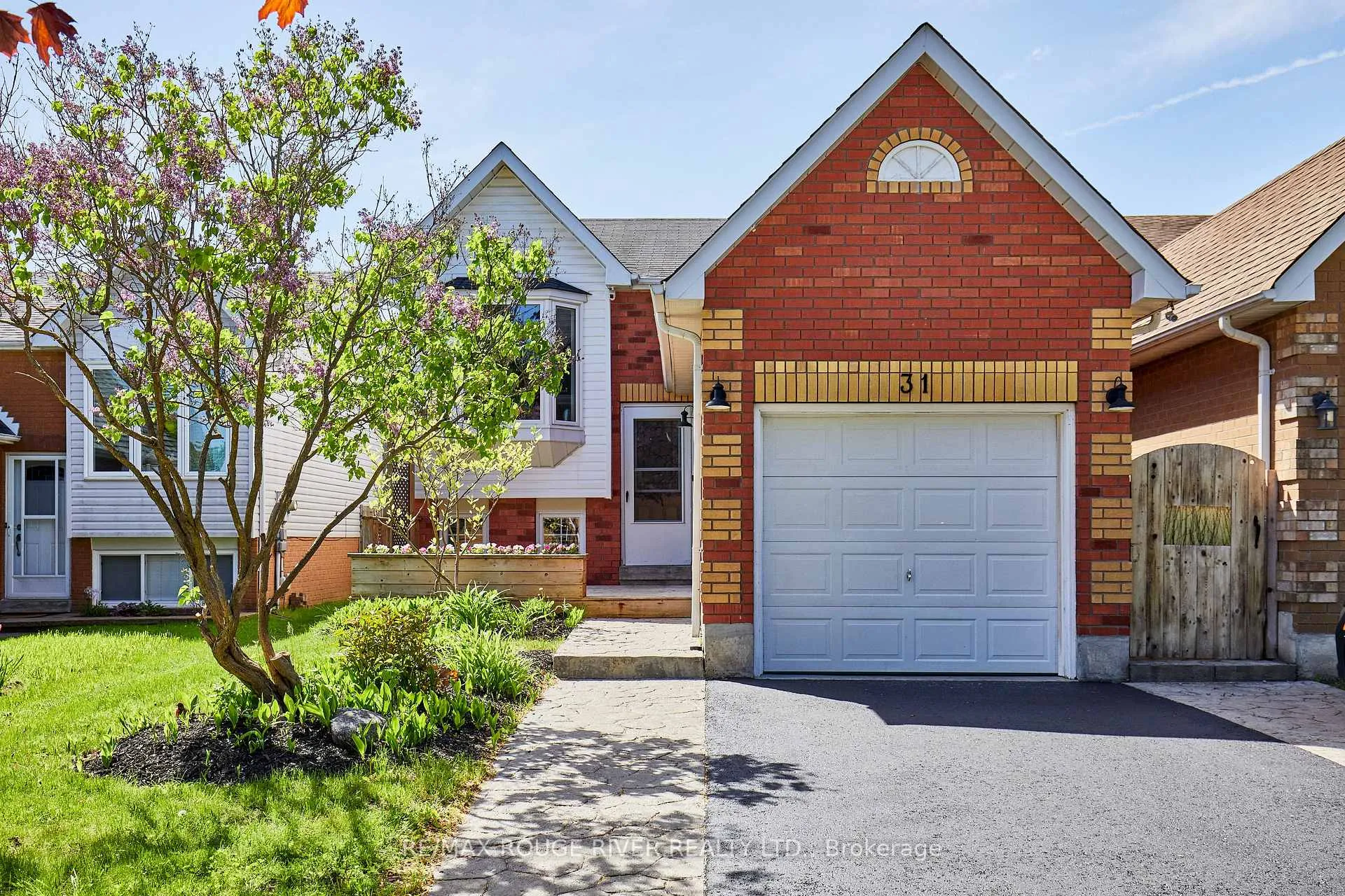 Photo 2 of 31 Champine Square, Clarington, Bowmanville — HOMEH