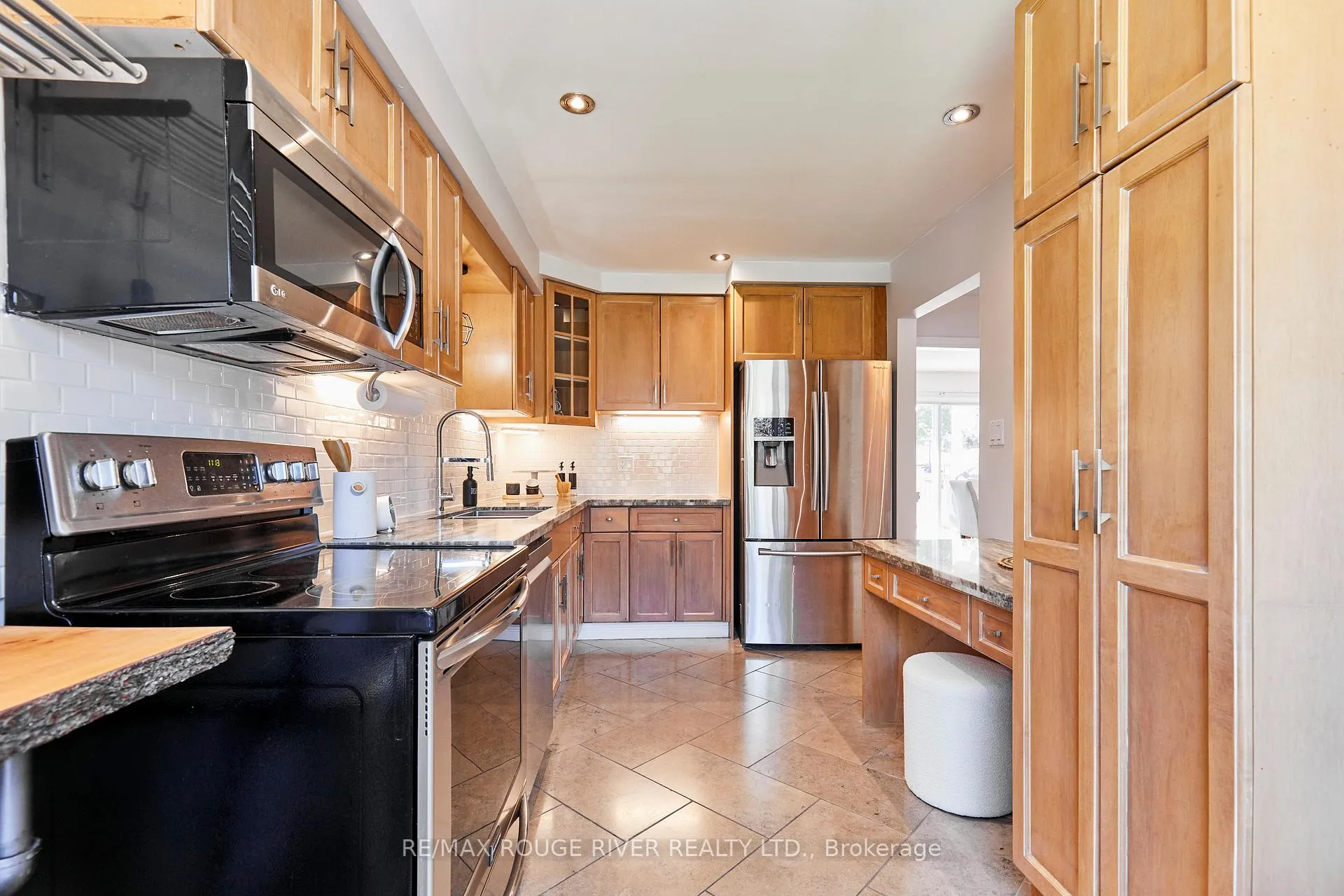 Photo 5 of 31 Champine Square, Clarington, Bowmanville — HOMEH