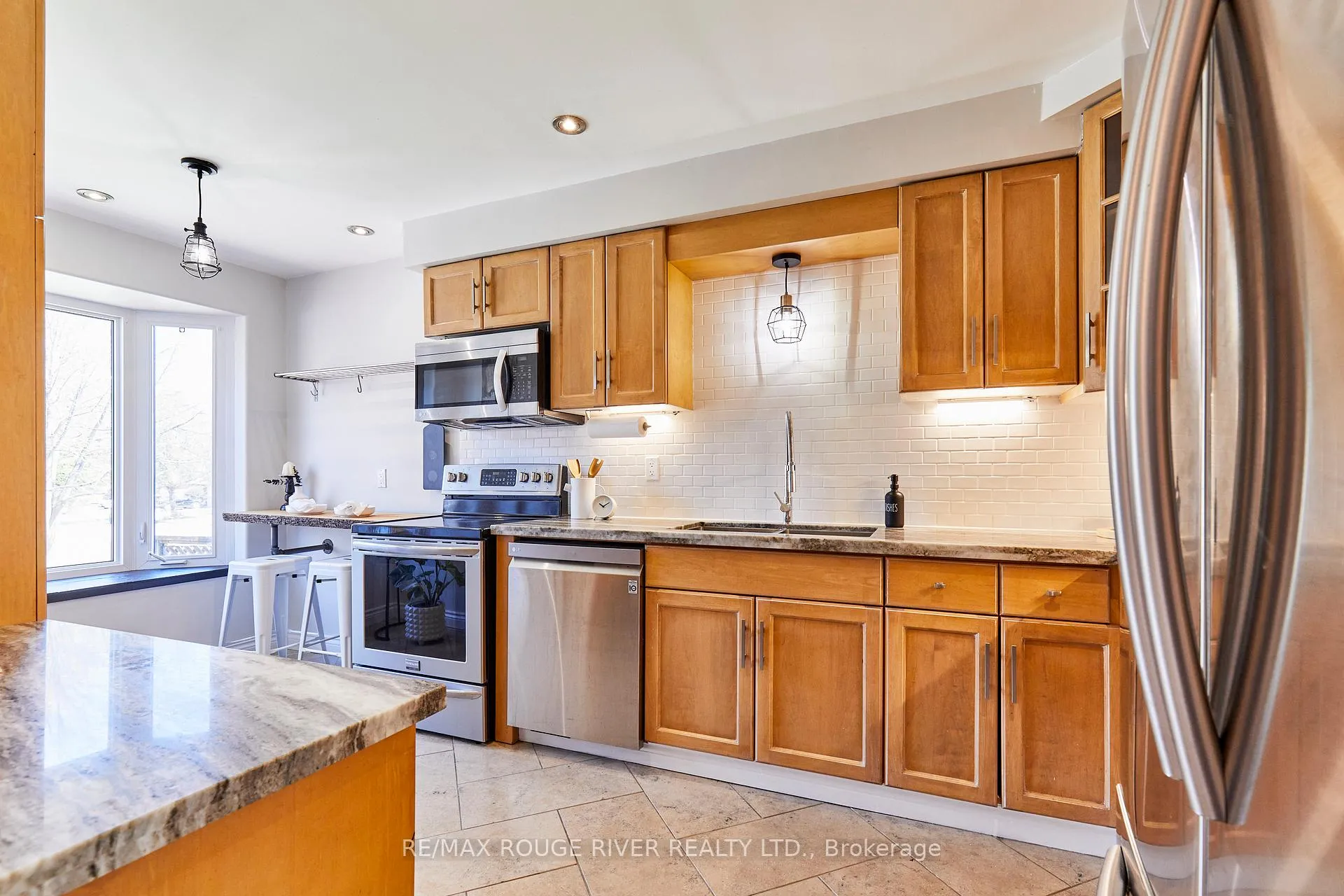 Photo 6 of 31 Champine Square, Clarington, Bowmanville — HOMEH