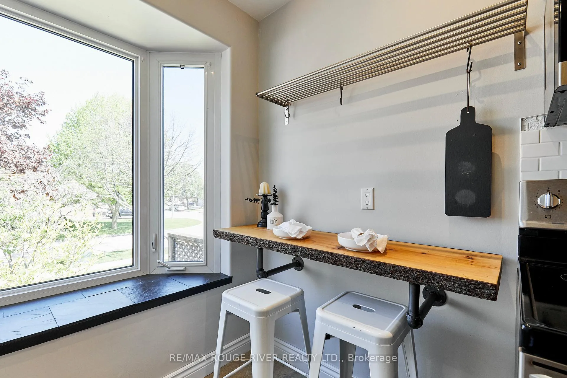 Photo 10 of 31 Champine Square, Clarington, Bowmanville — HOMEH