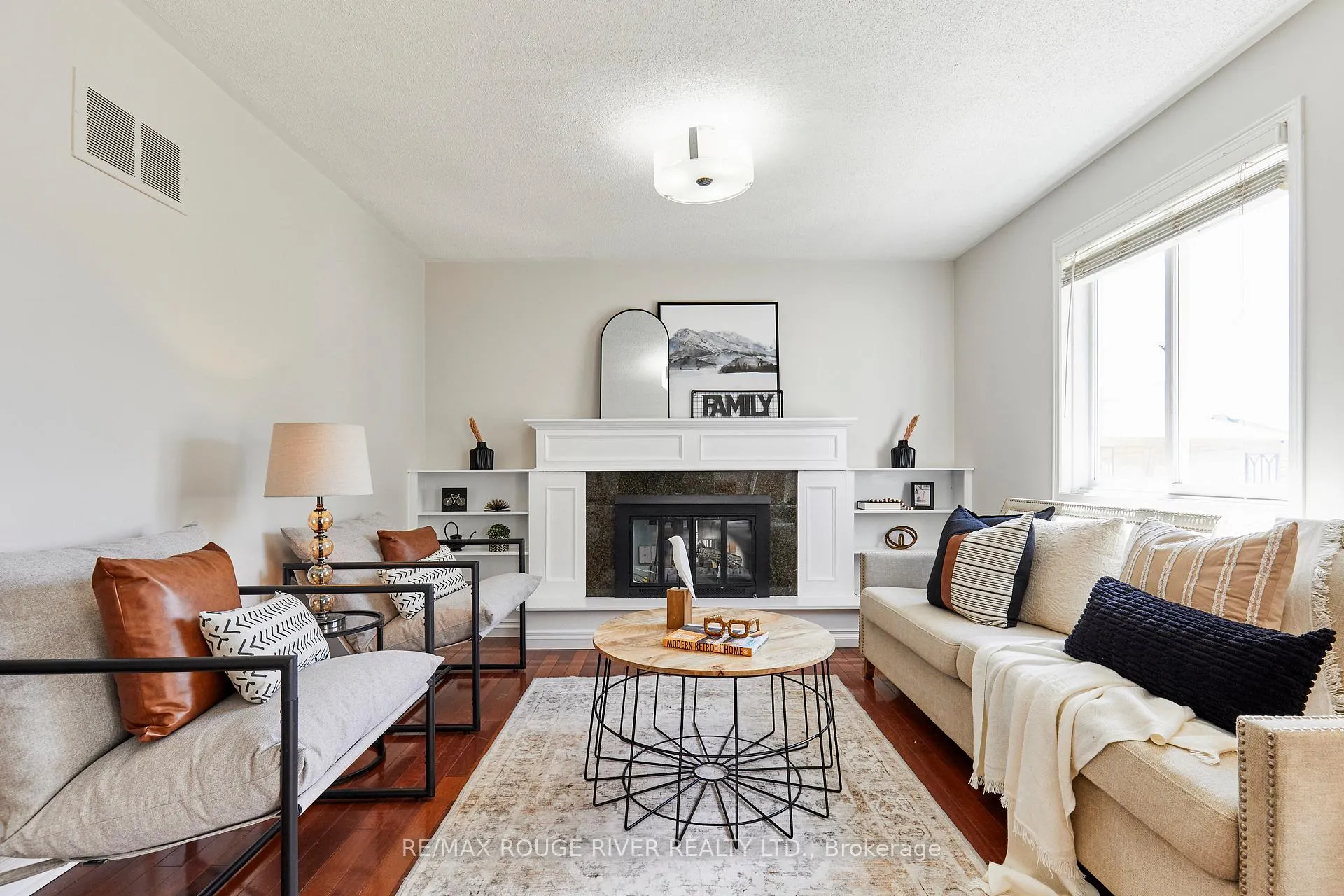 Photo 11 of 31 Champine Square, Clarington, Bowmanville — HOMEH