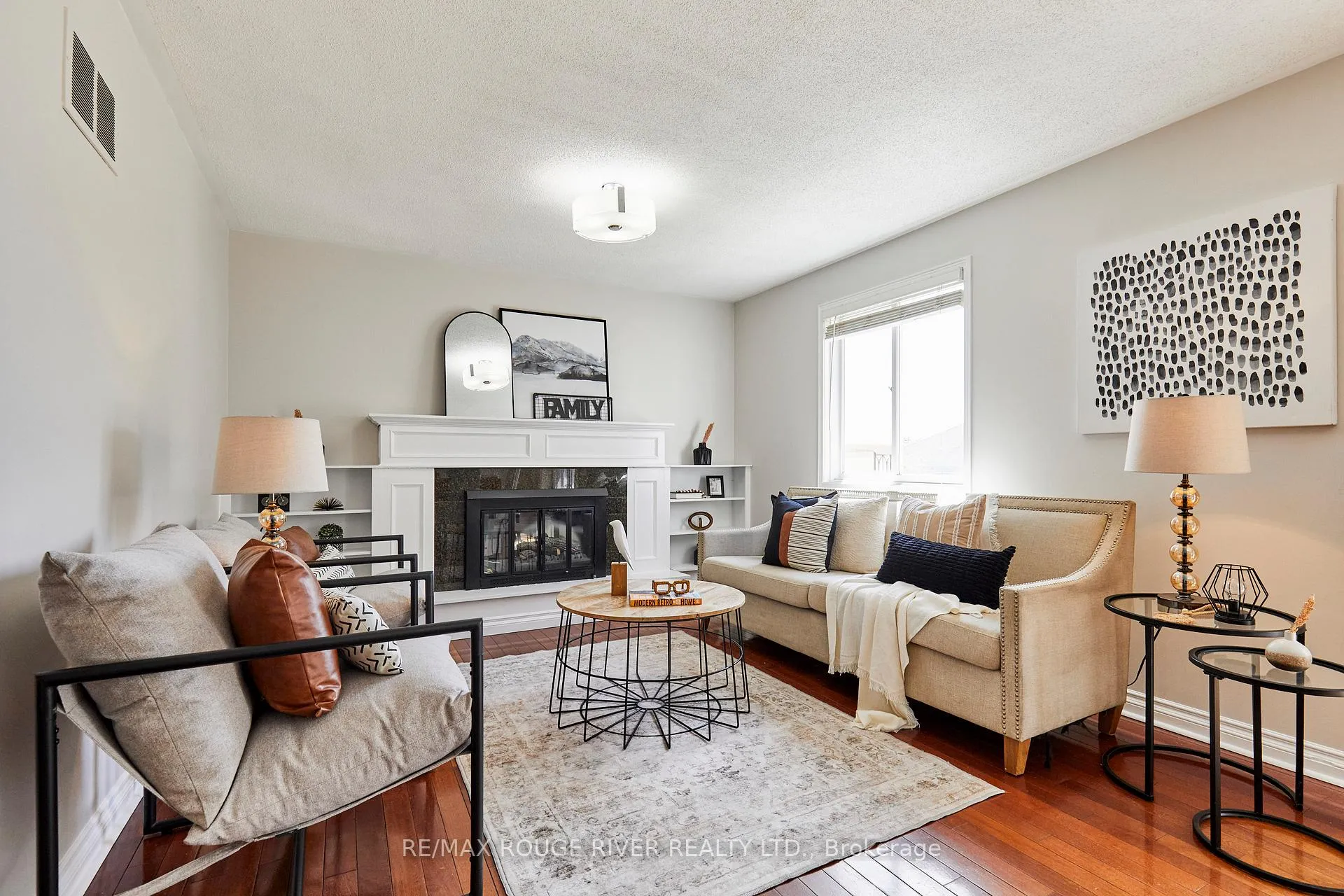 Photo 12 of 31 Champine Square, Clarington, Bowmanville — HOMEH
