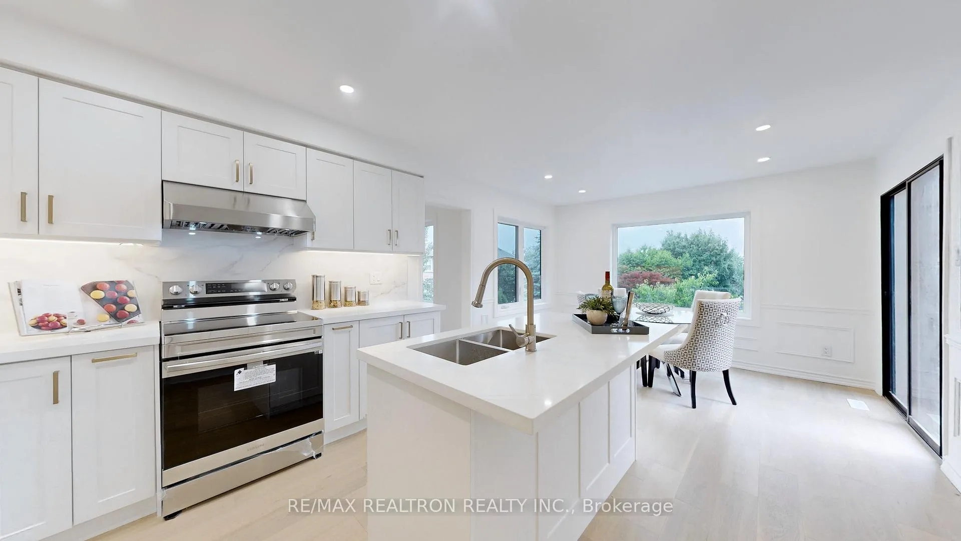 Photo 10 of 54 Central Park Drive, Markham, Markville — HOMEH
