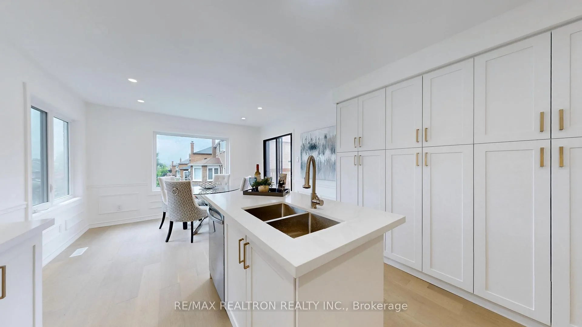 Photo 11 of 54 Central Park Drive, Markham, Markville — HOMEH