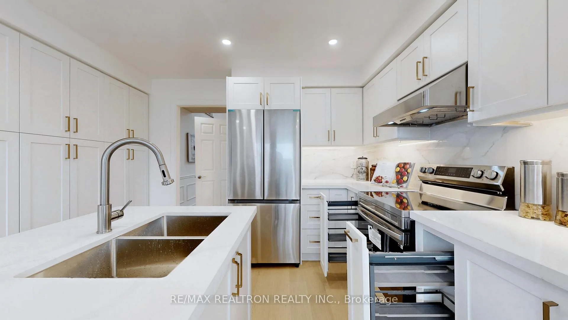Photo 12 of 54 Central Park Drive, Markham, Markville — HOMEH