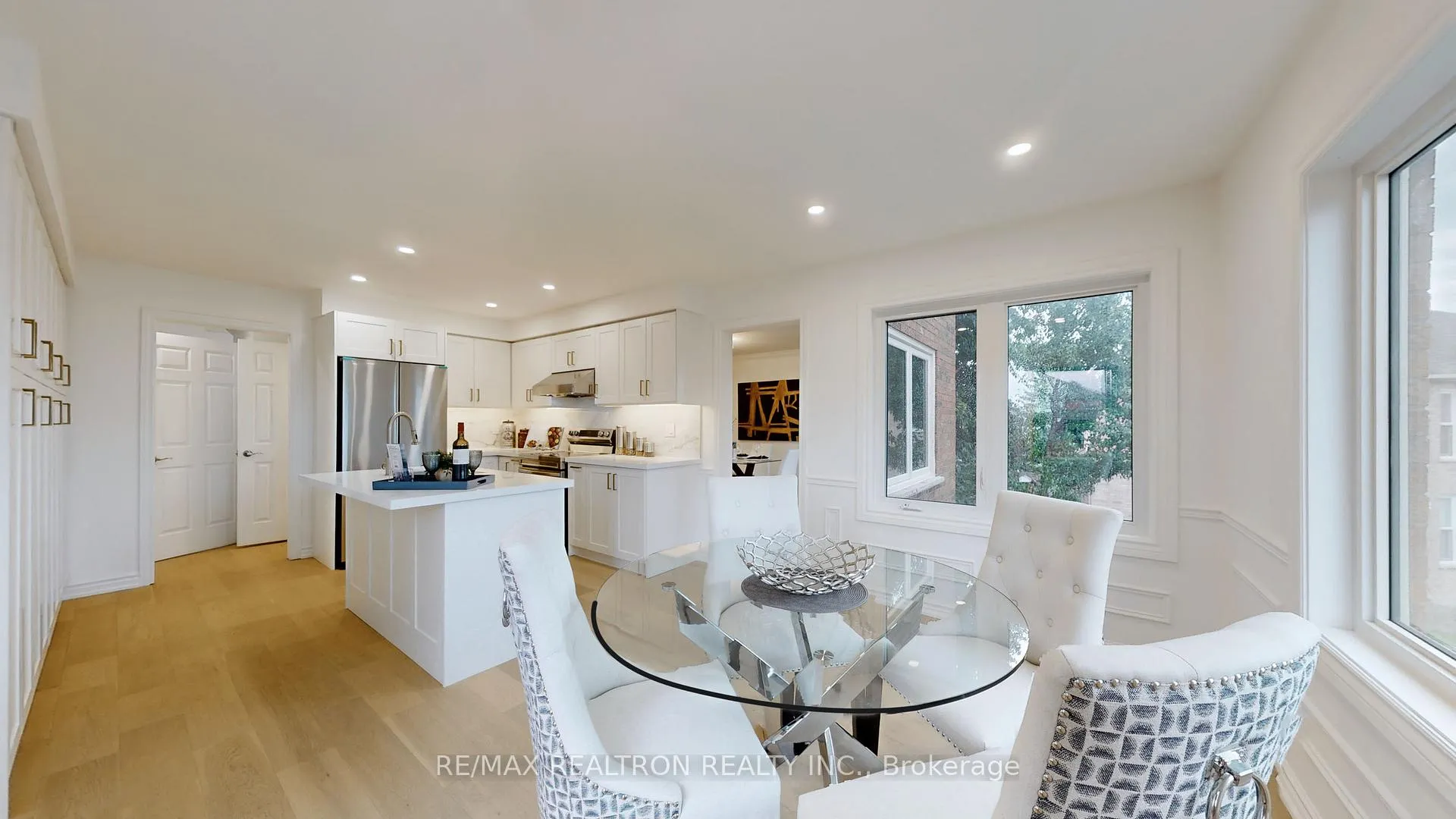 Photo 13 of 54 Central Park Drive, Markham, Markville — HOMEH