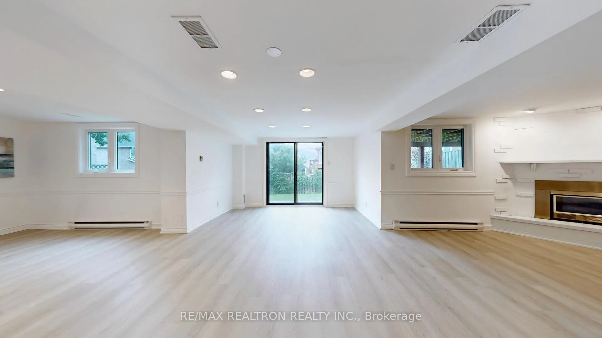 Photo 27 of 54 Central Park Drive, Markham, Markville — HOMEH