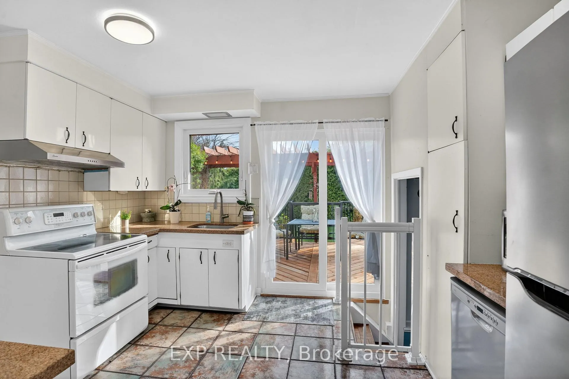Photo 8 of 4 Wolmsley Crescent, Ottawa, Meadowlands/Crestview — HOMEH