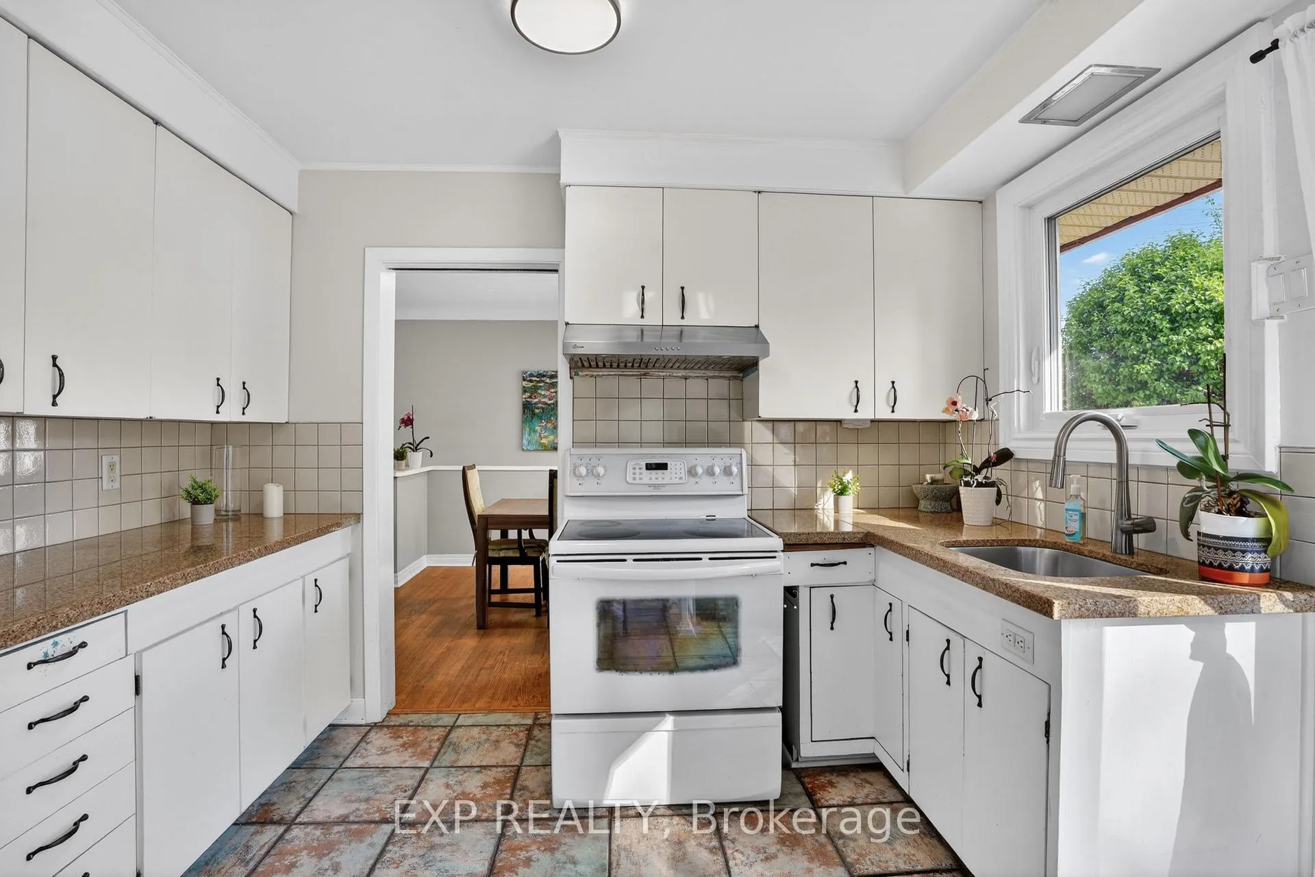 Photo 10 of 4 Wolmsley Crescent, Ottawa, Meadowlands/Crestview — HOMEH