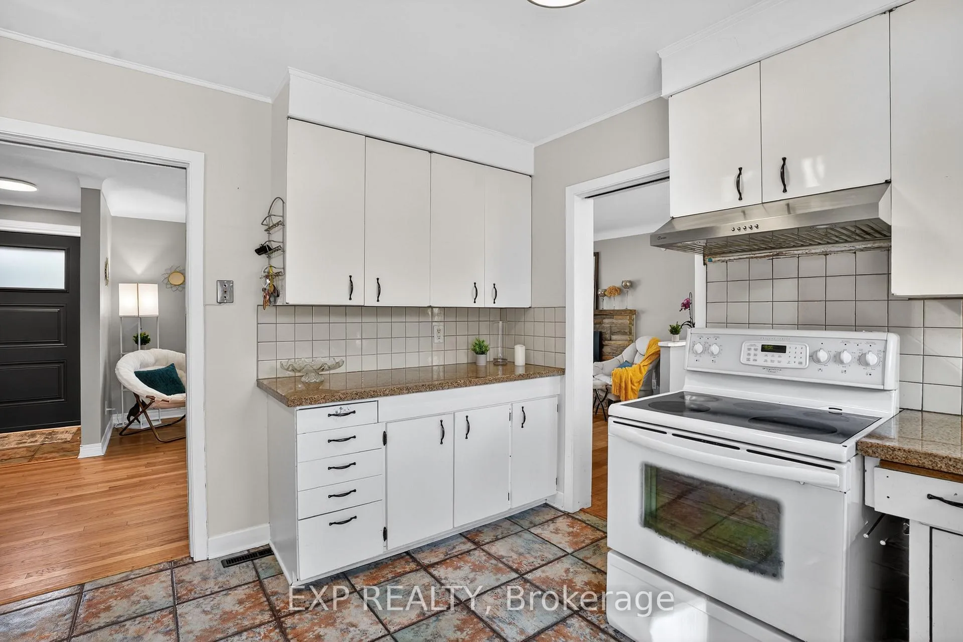 Photo 11 of 4 Wolmsley Crescent, Ottawa, Meadowlands/Crestview — HOMEH