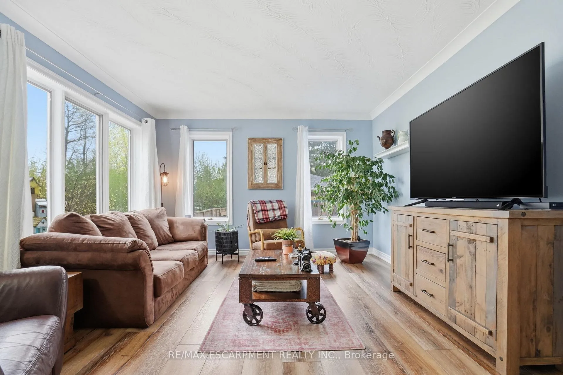 Photo 11 of 27 Blossom Avenue, Brantford — HOMEH