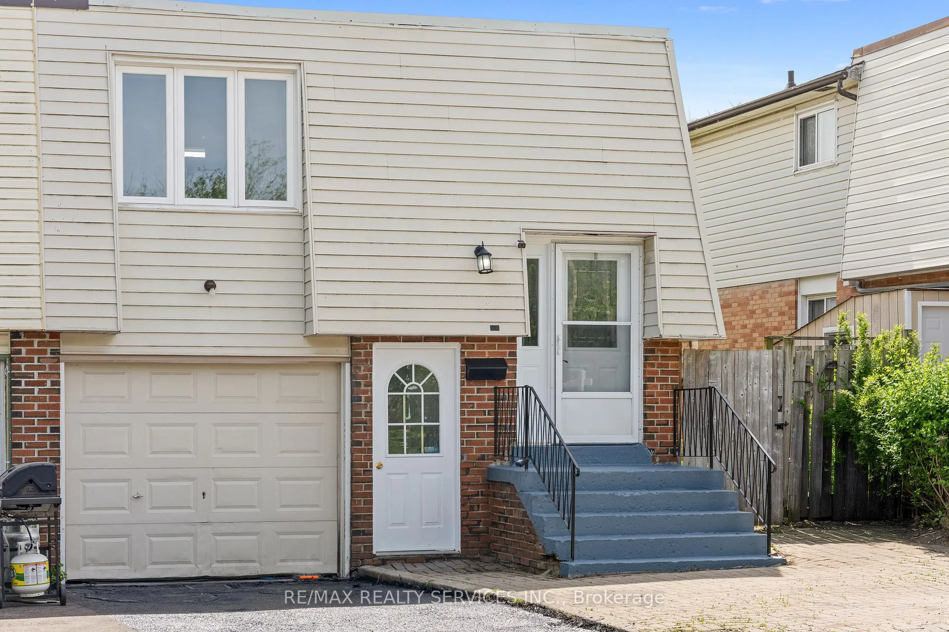 Photo 3 of 62 Horne Drive, Brampton, Brampton North — HOMEH