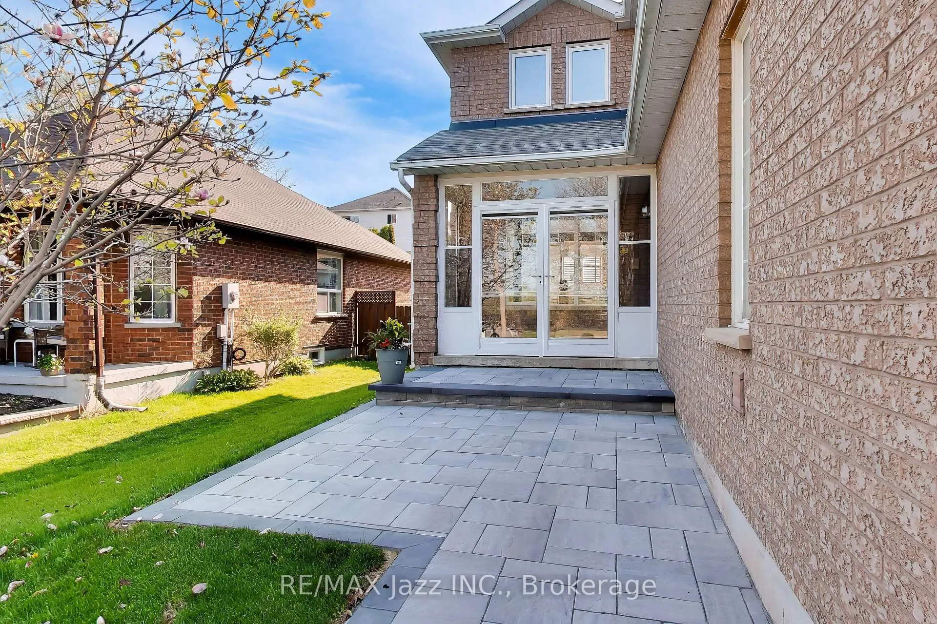 Photo 3 of 6 West Side Drive, Clarington, Bowmanville — HOMEH