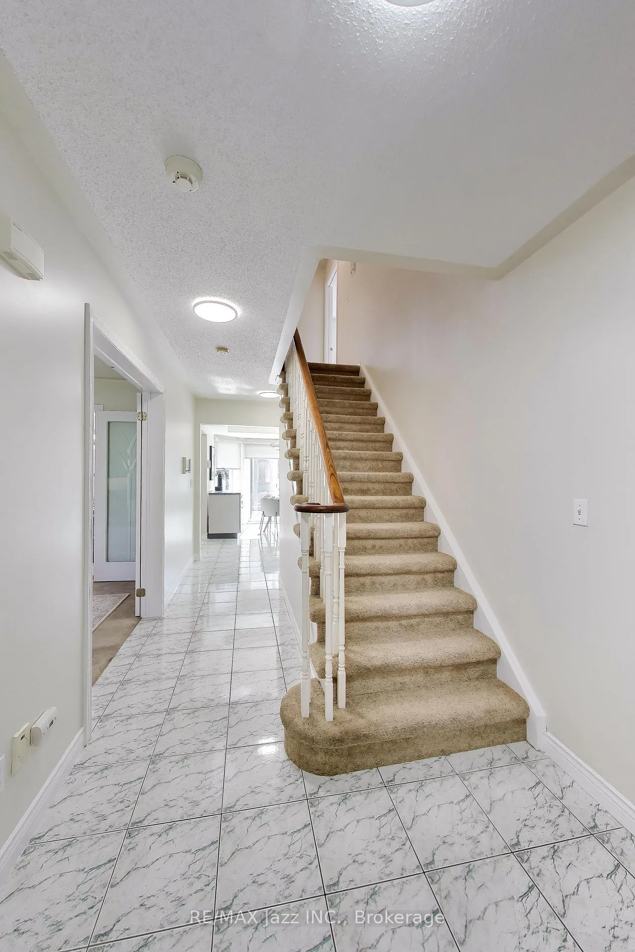 Photo 5 of 6 West Side Drive, Clarington, Bowmanville — HOMEH