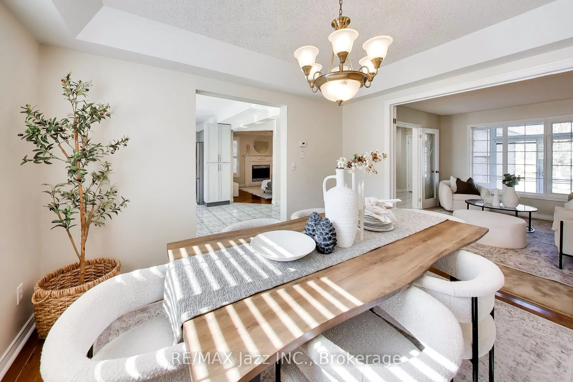 Photo 10 of 6 West Side Drive, Clarington, Bowmanville — HOMEH